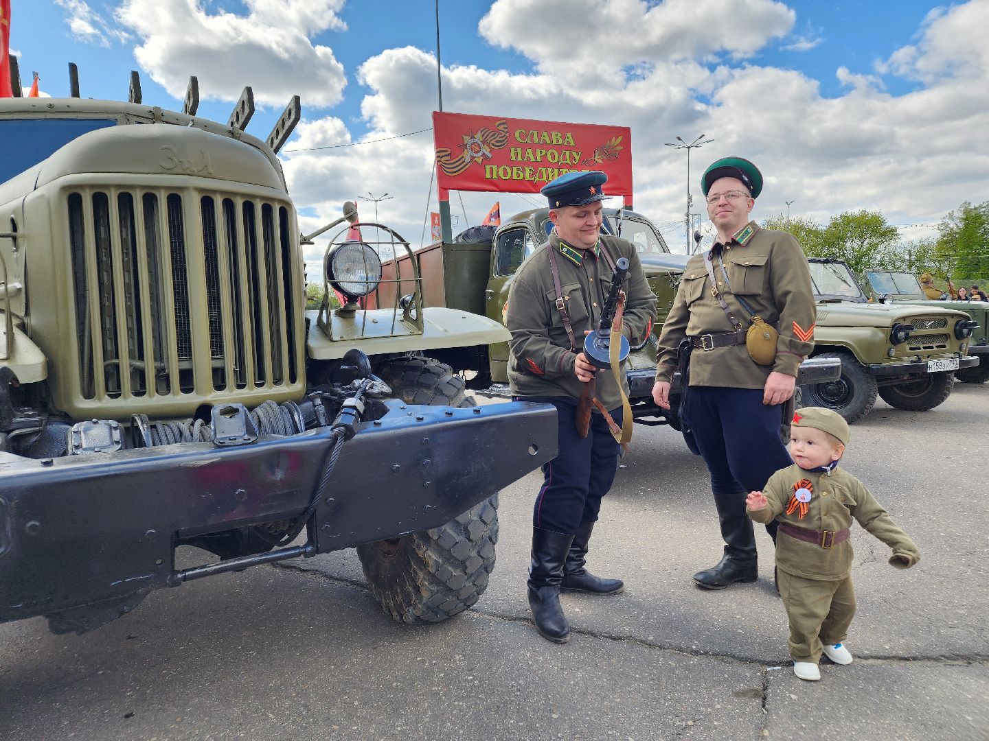 Чехов, День Победы, Советская площадь, выставка ретро-техники, машины военных лет, полуторка,  боевая машина Катюша, мотоциклы, джипы,