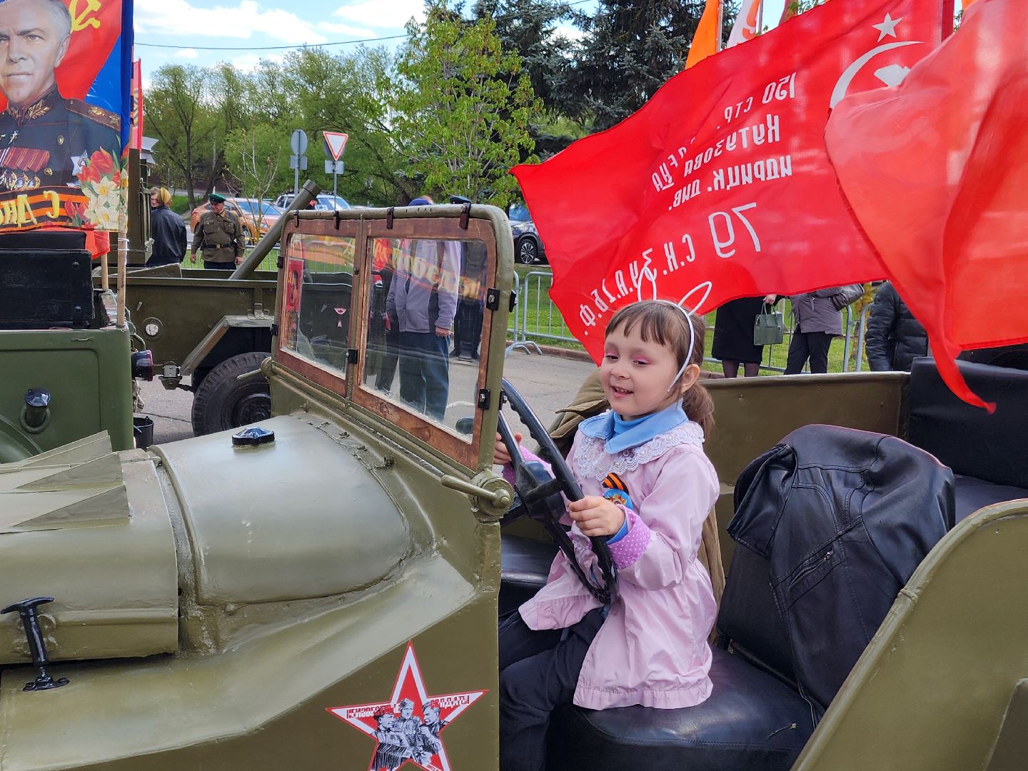 Чехов, День Победы, Советская площадь, выставка ретро-техники, машины военных лет, полуторка,  боевая машина Катюша, мотоциклы, джипы,