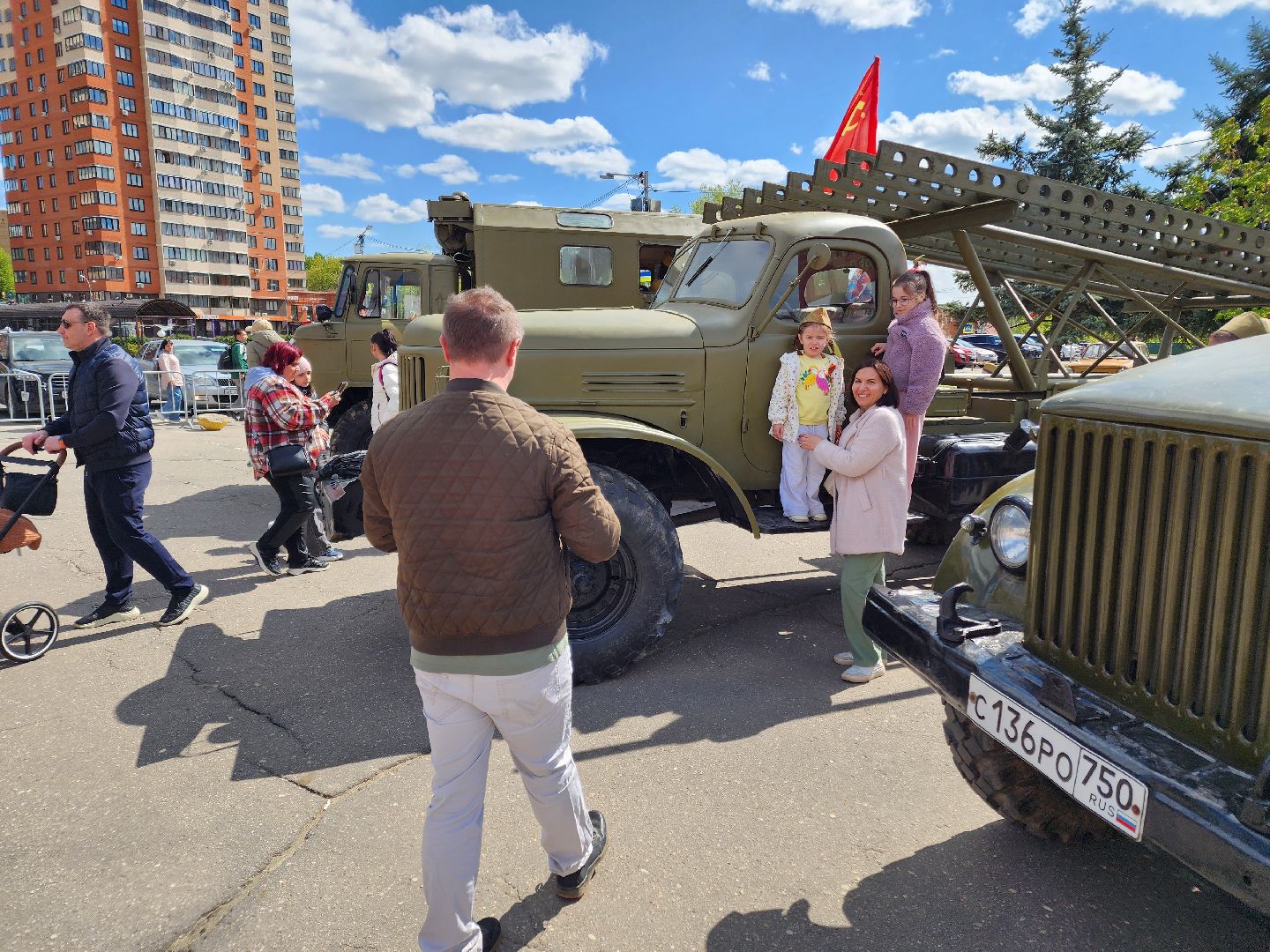 Чехов, День Победы, Советская площадь, выставка ретро-техники, машины военных лет, полуторка,  боевая машина Катюша, мотоциклы, джипы,