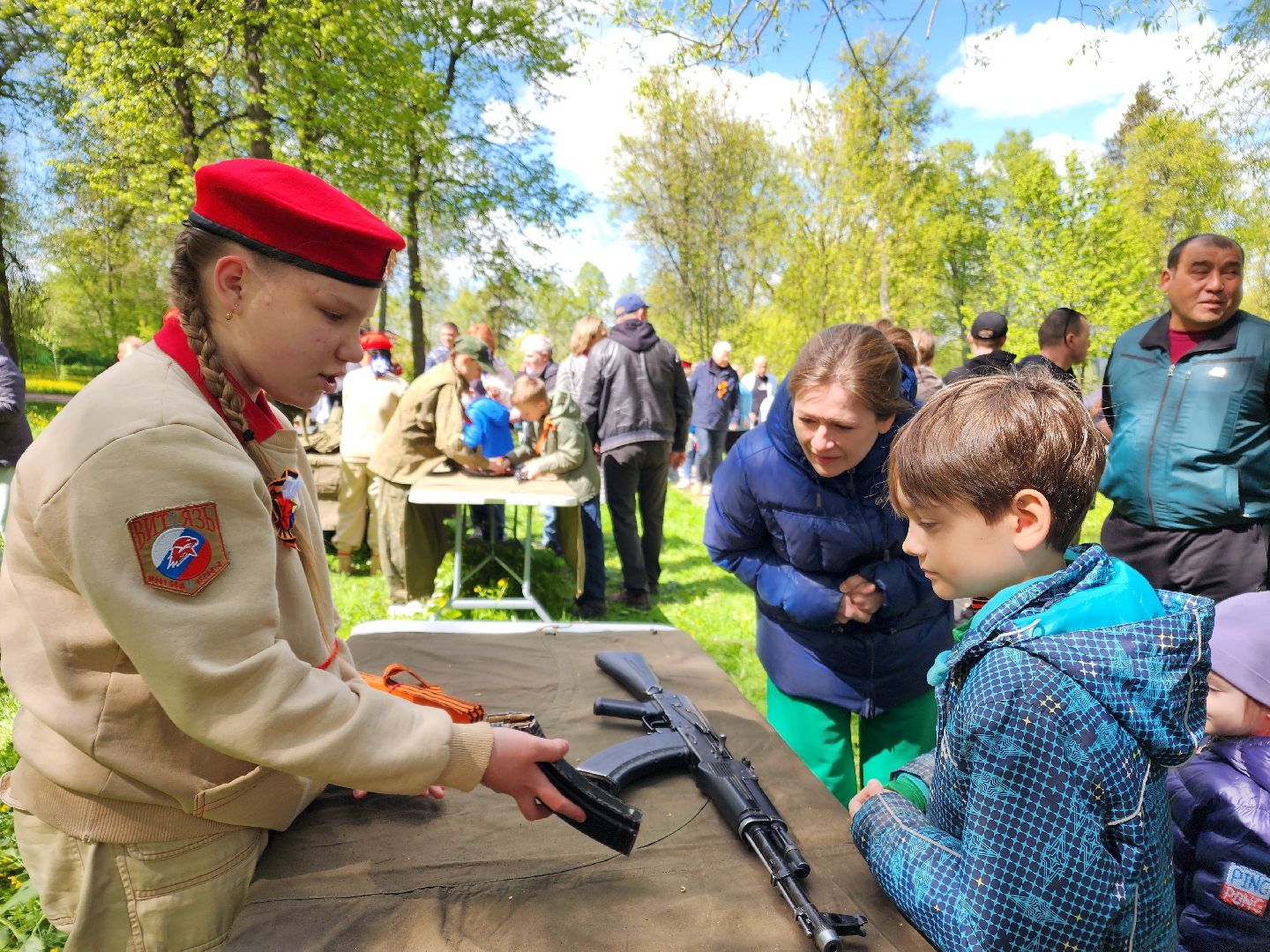 Чехов, городской парк, мастер-классы, рисование цветным песком, плетение сетей, маскировочные халаты, выставка оружия, спортивный мастер-класс, бокс, Эдуард Трояновский, День Победы,