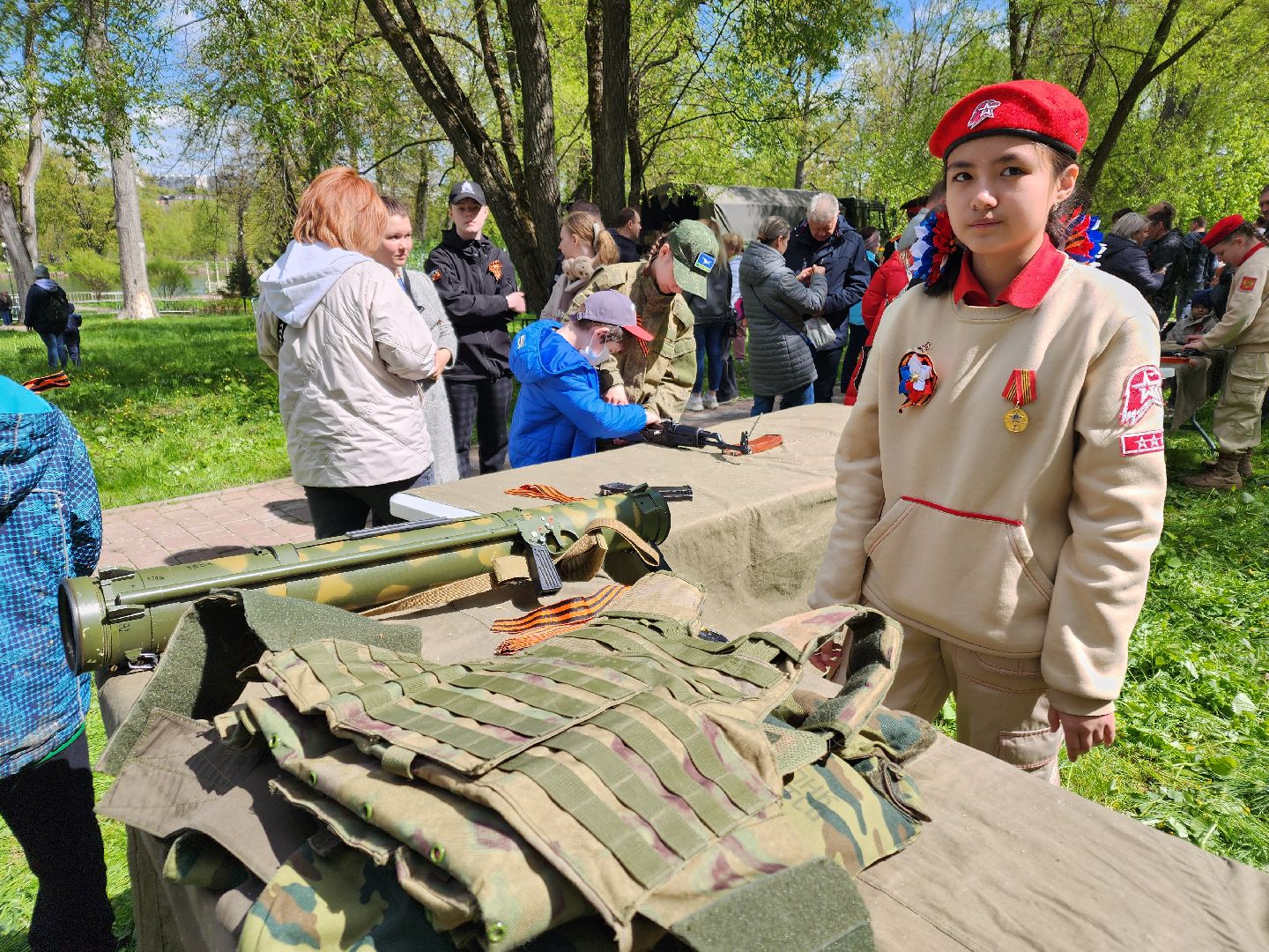 Чехов, городской парк, мастер-классы, рисование цветным песком, плетение сетей, маскировочные халаты, выставка оружия, спортивный мастер-класс, бокс, Эдуард Трояновский, День Победы,