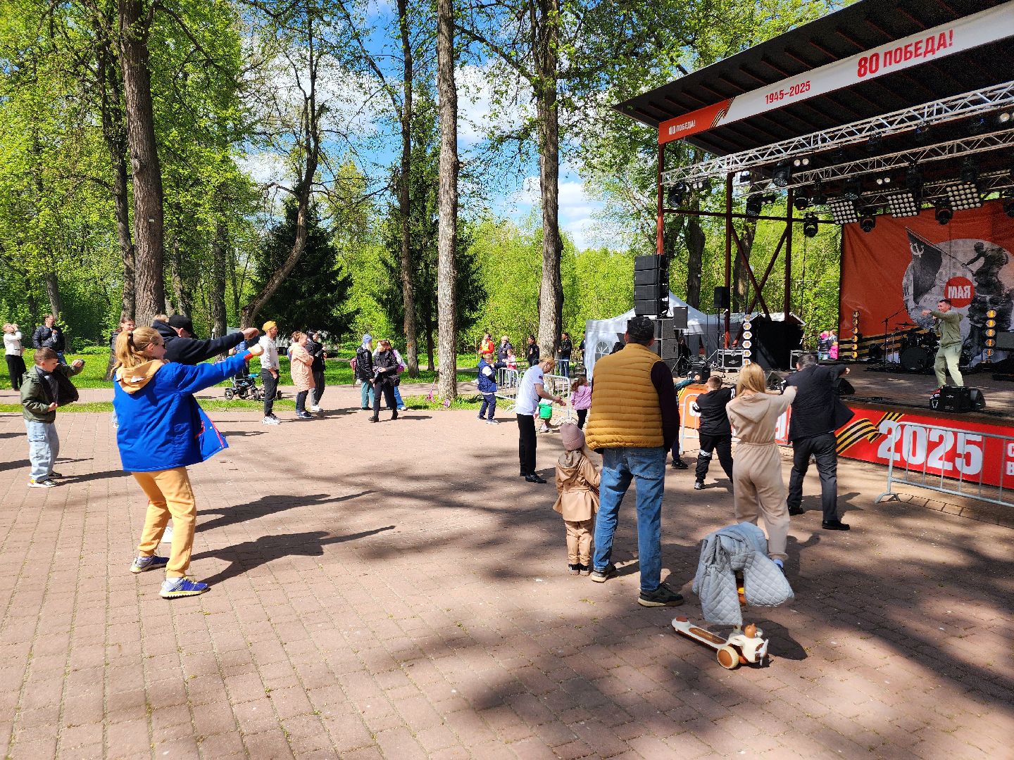 Чехов, городской парк, мастер-классы, рисование цветным песком, плетение сетей, маскировочные халаты, выставка оружия, спортивный мастер-класс, бокс, Эдуард Трояновский, День Победы,