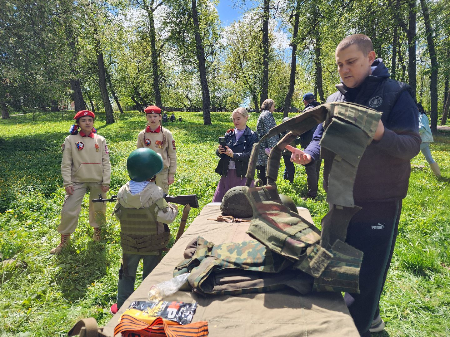 Чехов, городской парк, мастер-классы, рисование цветным песком, плетение сетей, маскировочные халаты, выставка оружия, спортивный мастер-класс, бокс, Эдуард Трояновский, День Победы,
