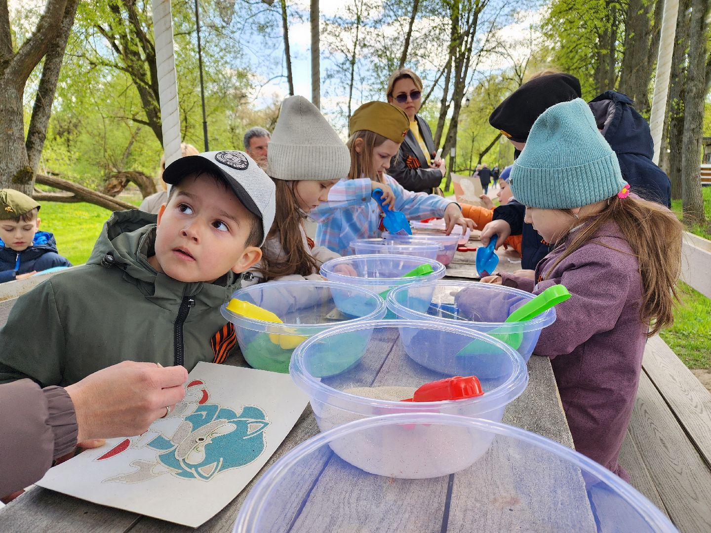Чехов, городской парк, мастер-классы, рисование цветным песком, плетение сетей, маскировочные халаты, выставка оружия, спортивный мастер-класс, бокс, Эдуард Трояновский, День Победы,