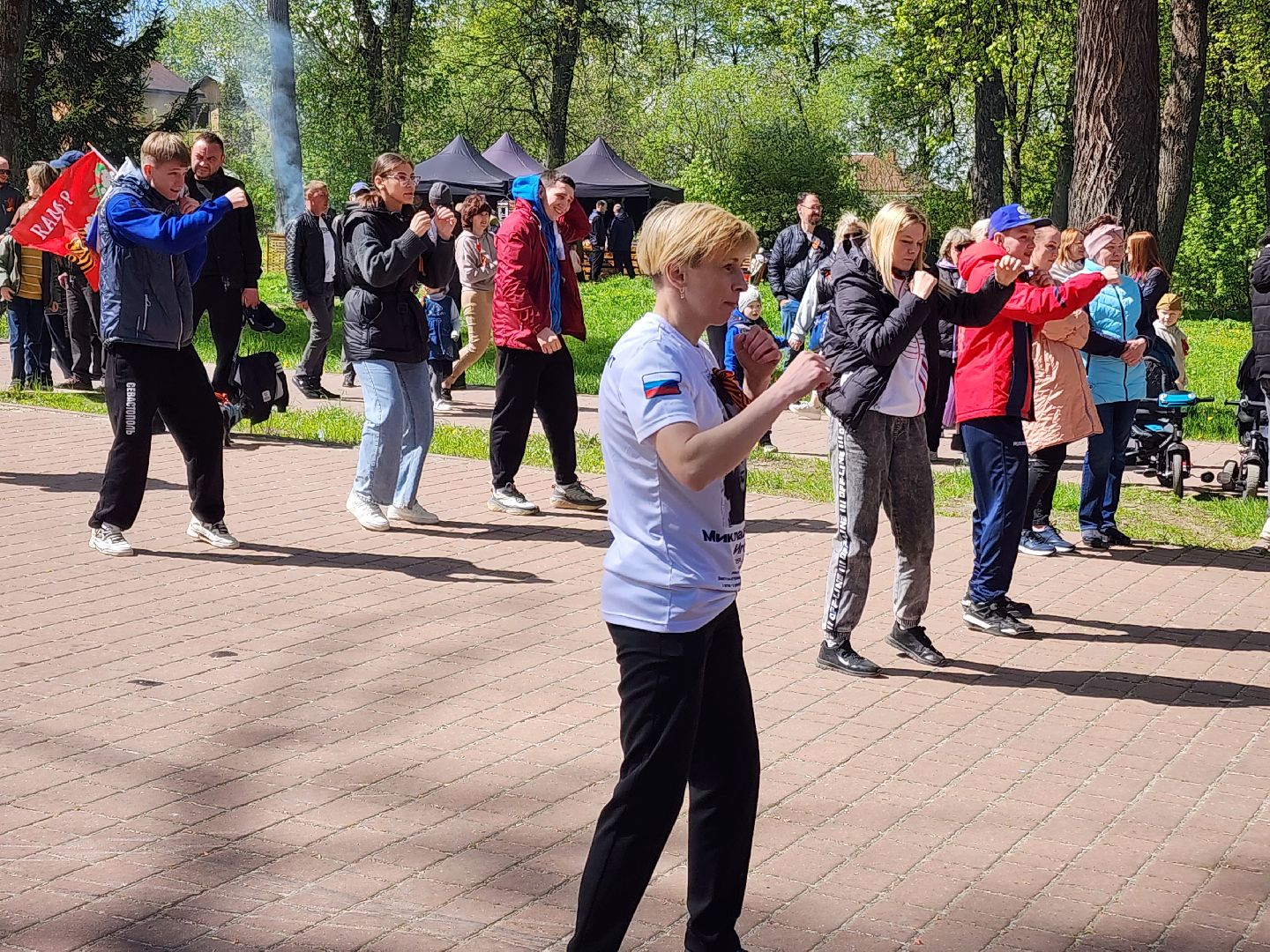 Чехов, городской парк, мастер-классы, рисование цветным песком, плетение сетей, маскировочные халаты, выставка оружия, спортивный мастер-класс, бокс, Эдуард Трояновский, День Победы,