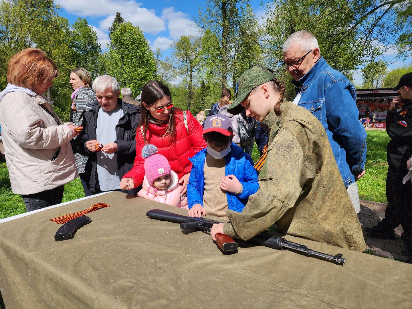 Чехов, городской парк, мастер-классы, рисование цветным песком, плетение сетей, маскировочные халаты, выставка оружия, спортивный мастер-класс, бокс, Эдуард Трояновский, День Победы,