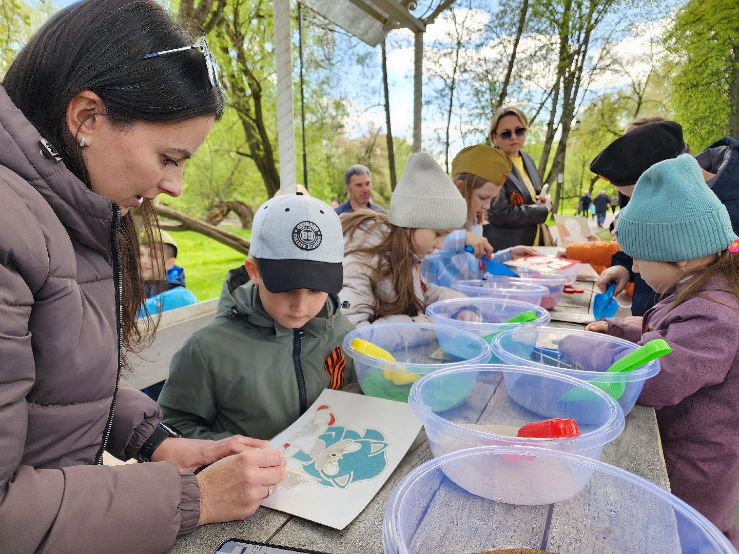 Чехов, городской парк, мастер-классы, рисование цветным песком, плетение сетей, маскировочные халаты, выставка оружия, спортивный мастер-класс, бокс, Эдуард Трояновский, День Победы,