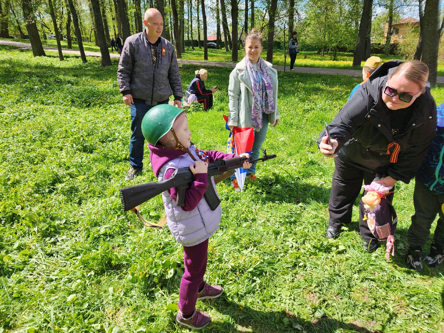 Чехов, городской парк, мастер-классы, рисование цветным песком, плетение сетей, маскировочные халаты, выставка оружия, спортивный мастер-класс, бокс, Эдуард Трояновский, День Победы,