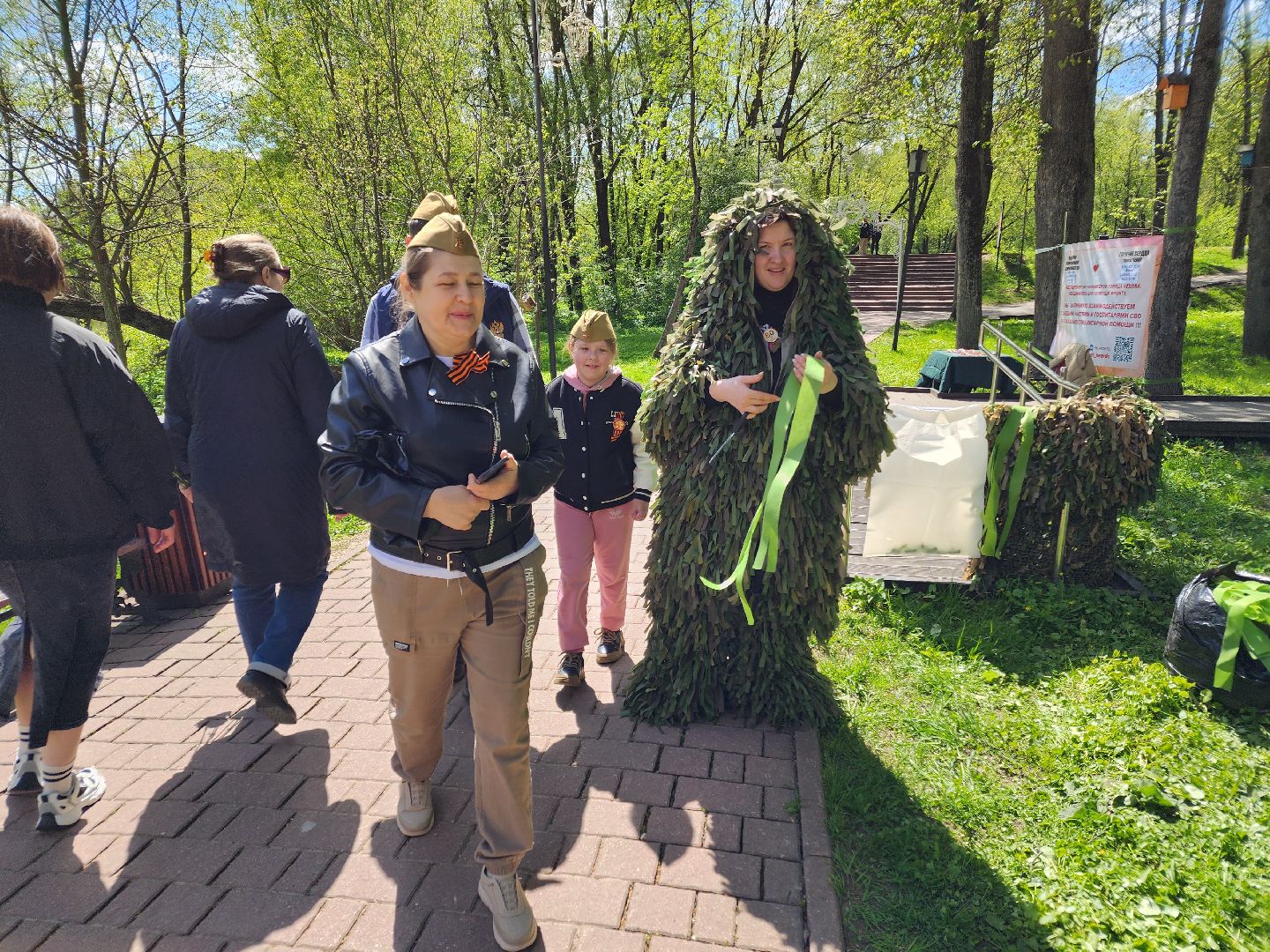 Чехов, городской парк, мастер-классы, рисование цветным песком, плетение сетей, маскировочные халаты, выставка оружия, спортивный мастер-класс, бокс, Эдуард Трояновский, День Победы,