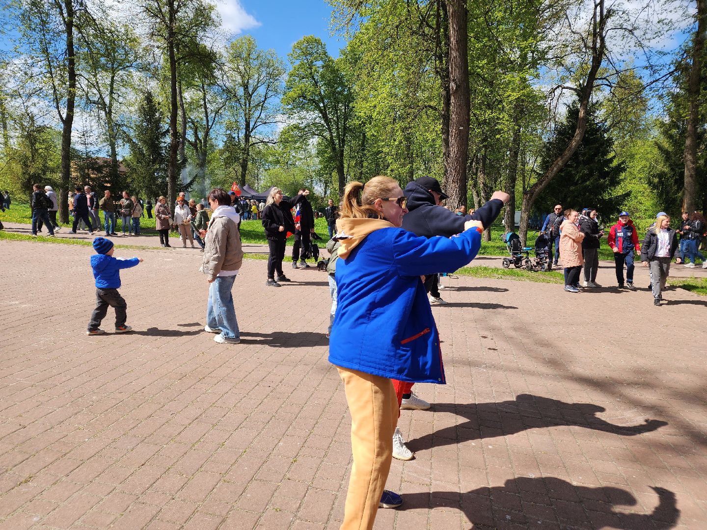 Чехов, городской парк, мастер-классы, рисование цветным песком, плетение сетей, маскировочные халаты, выставка оружия, спортивный мастер-класс, бокс, Эдуард Трояновский, День Победы,