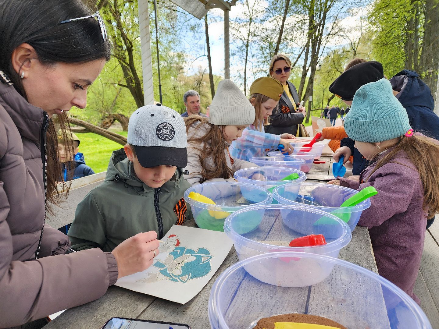 Чехов, городской парк, мастер-классы, рисование цветным песком, плетение сетей, маскировочные халаты, выставка оружия, спортивный мастер-класс, бокс, Эдуард Трояновский, День Победы,