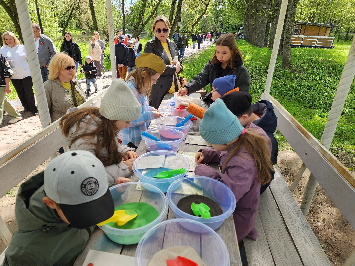 Чехов, городской парк, мастер-классы, рисование цветным песком, плетение сетей, маскировочные халаты, выставка оружия, спортивный мастер-класс, бокс, Эдуард Трояновский, День Победы,