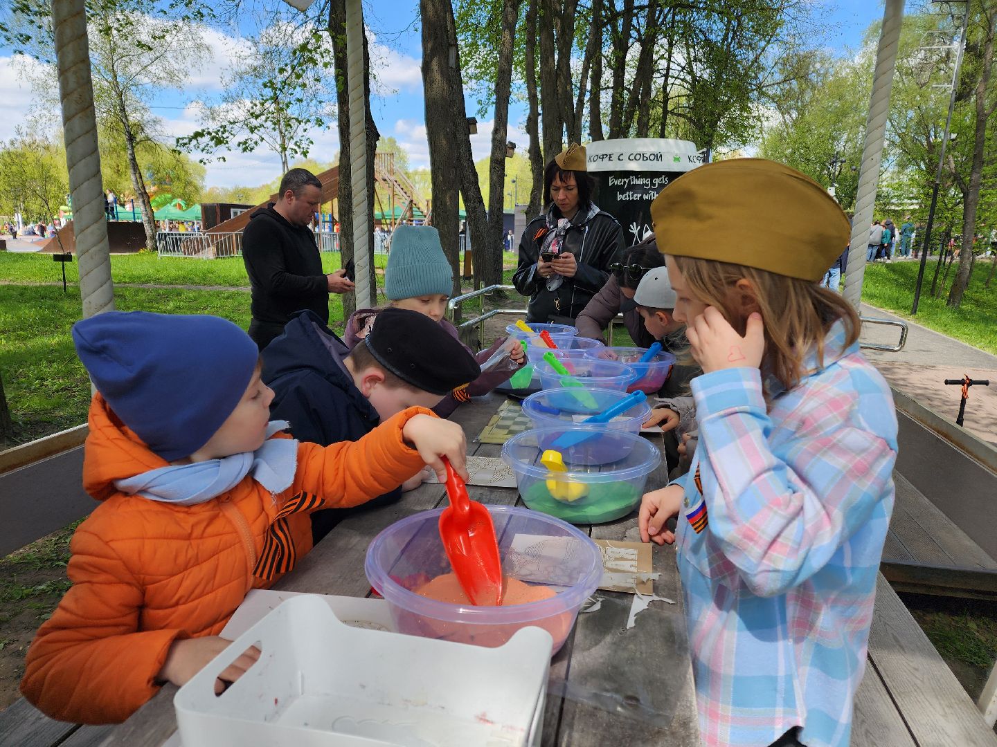 Чехов, городской парк, мастер-классы, рисование цветным песком, плетение сетей, маскировочные халаты, выставка оружия, спортивный мастер-класс, бокс, Эдуард Трояновский, День Победы,