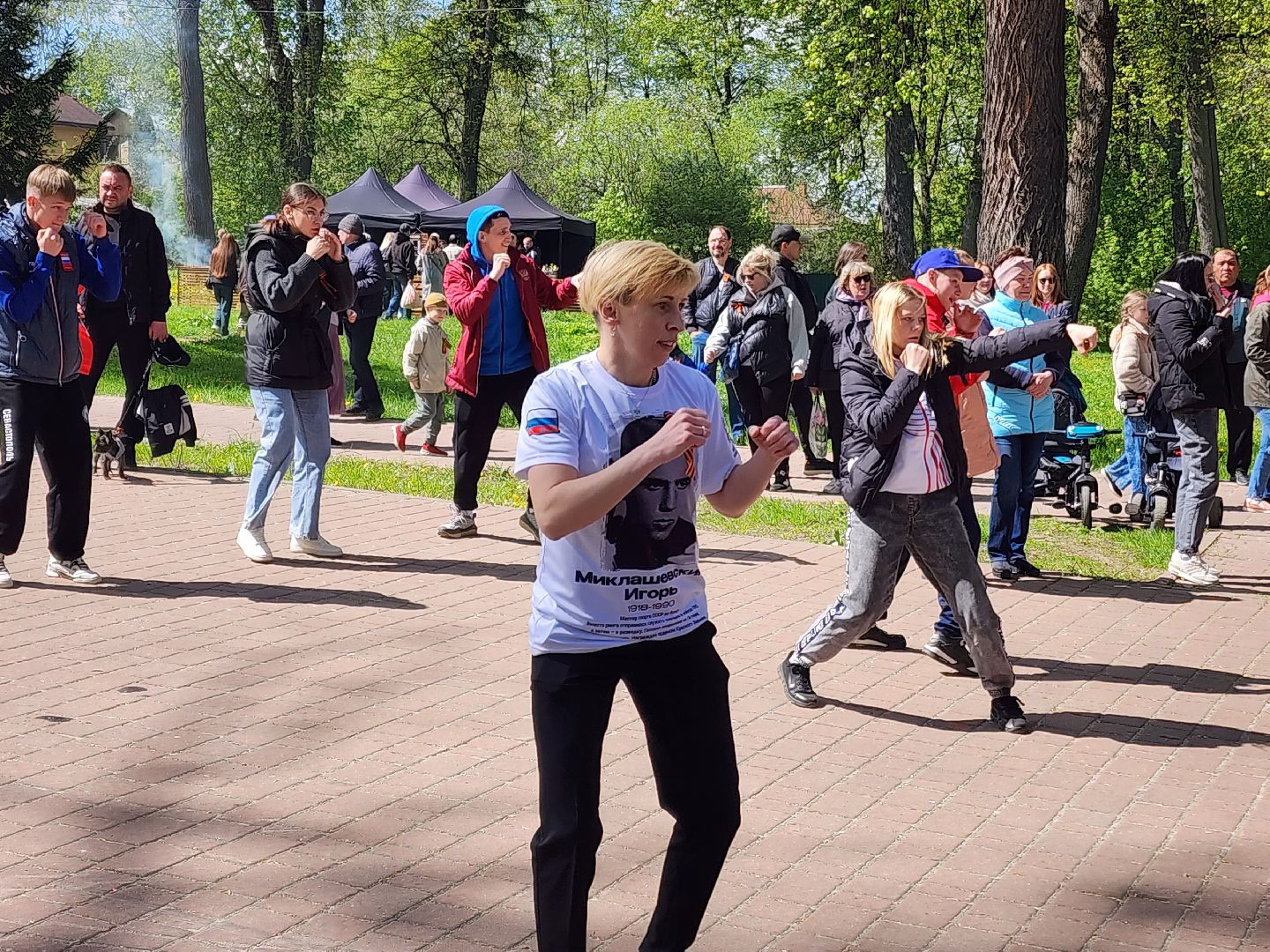 Чехов, городской парк, мастер-классы, рисование цветным песком, плетение сетей, маскировочные халаты, выставка оружия, спортивный мастер-класс, бокс, Эдуард Трояновский, День Победы,