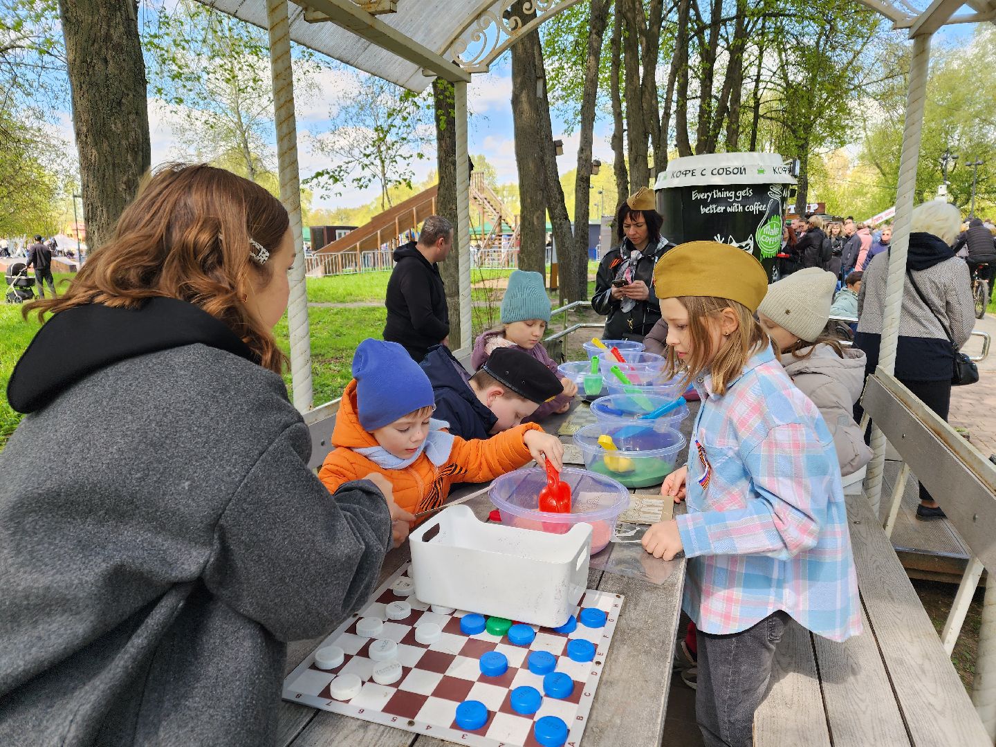 Чехов, городской парк, мастер-классы, рисование цветным песком, плетение сетей, маскировочные халаты, выставка оружия, спортивный мастер-класс, бокс, Эдуард Трояновский, День Победы,