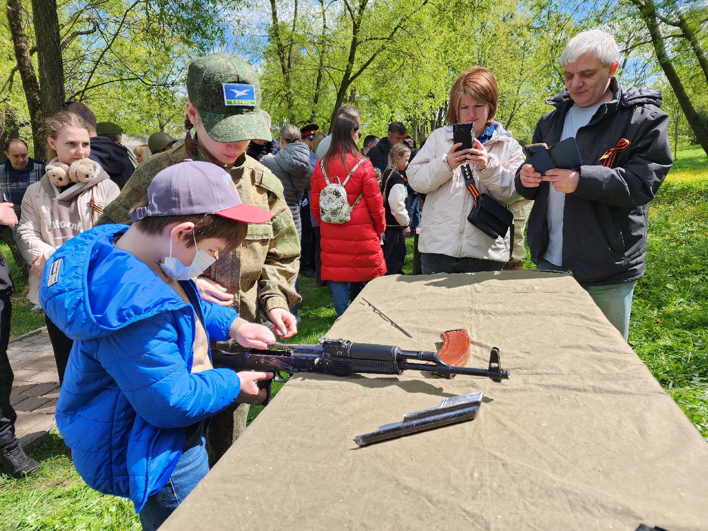 Чехов, городской парк, мастер-классы, рисование цветным песком, плетение сетей, маскировочные халаты, выставка оружия, спортивный мастер-класс, бокс, Эдуард Трояновский, День Победы,