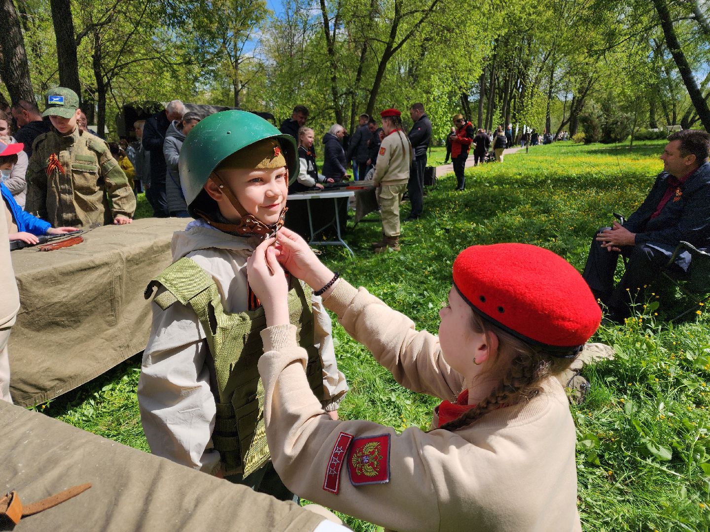 Чехов, городской парк, мастер-классы, рисование цветным песком, плетение сетей, маскировочные халаты, выставка оружия, спортивный мастер-класс, бокс, Эдуард Трояновский, День Победы,