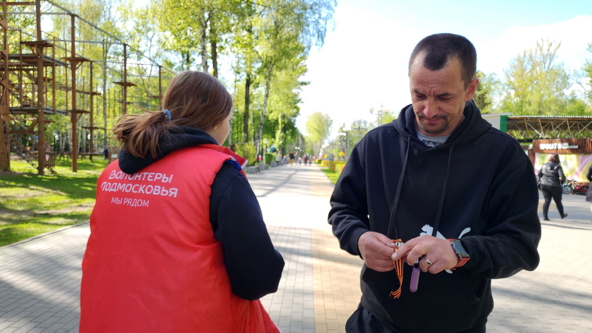 кашира, 9 мая, день победы, волонтеры, георгиевская лента, акция,  парк,
