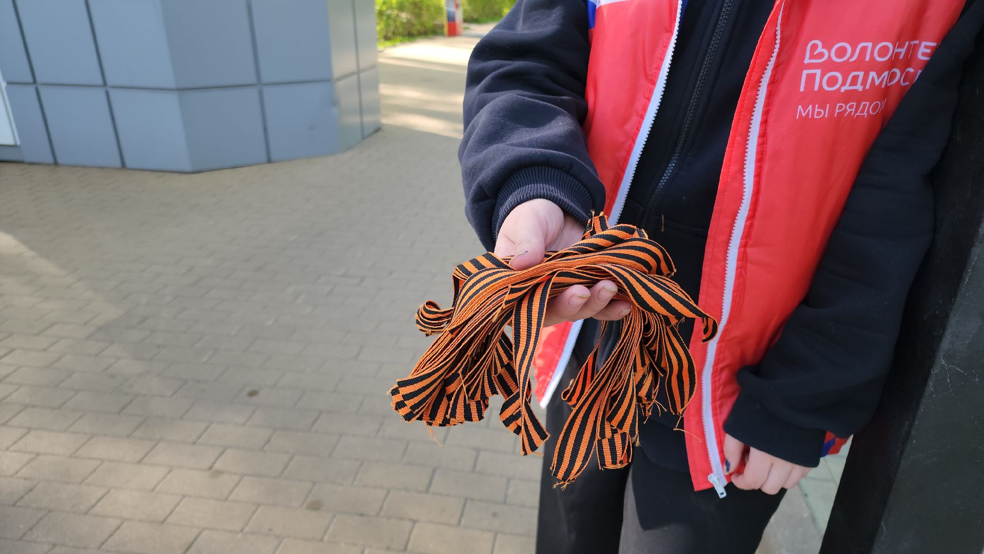 кашира, 9 мая, день победы, волонтеры, георгиевская лента, акция,  парк,