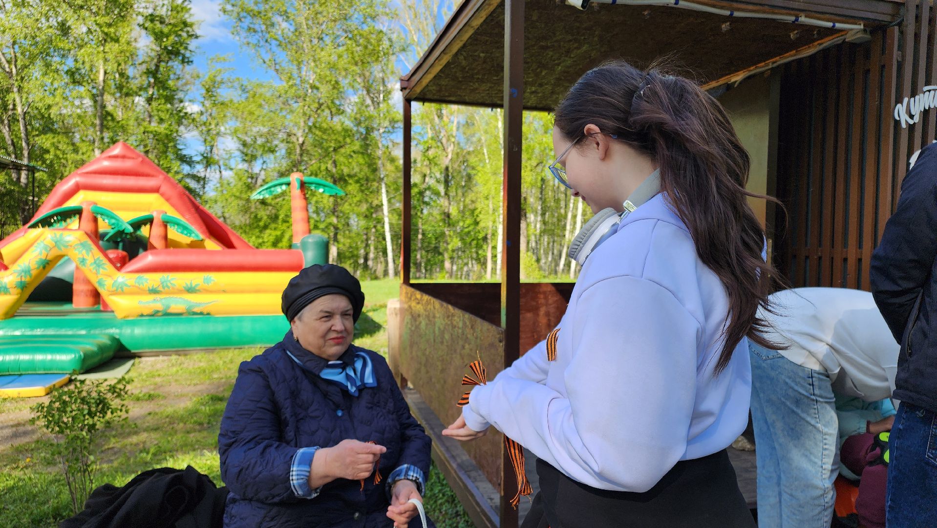 кашира, 9 мая, день победы, волонтеры, георгиевская лента, акция,  парк,