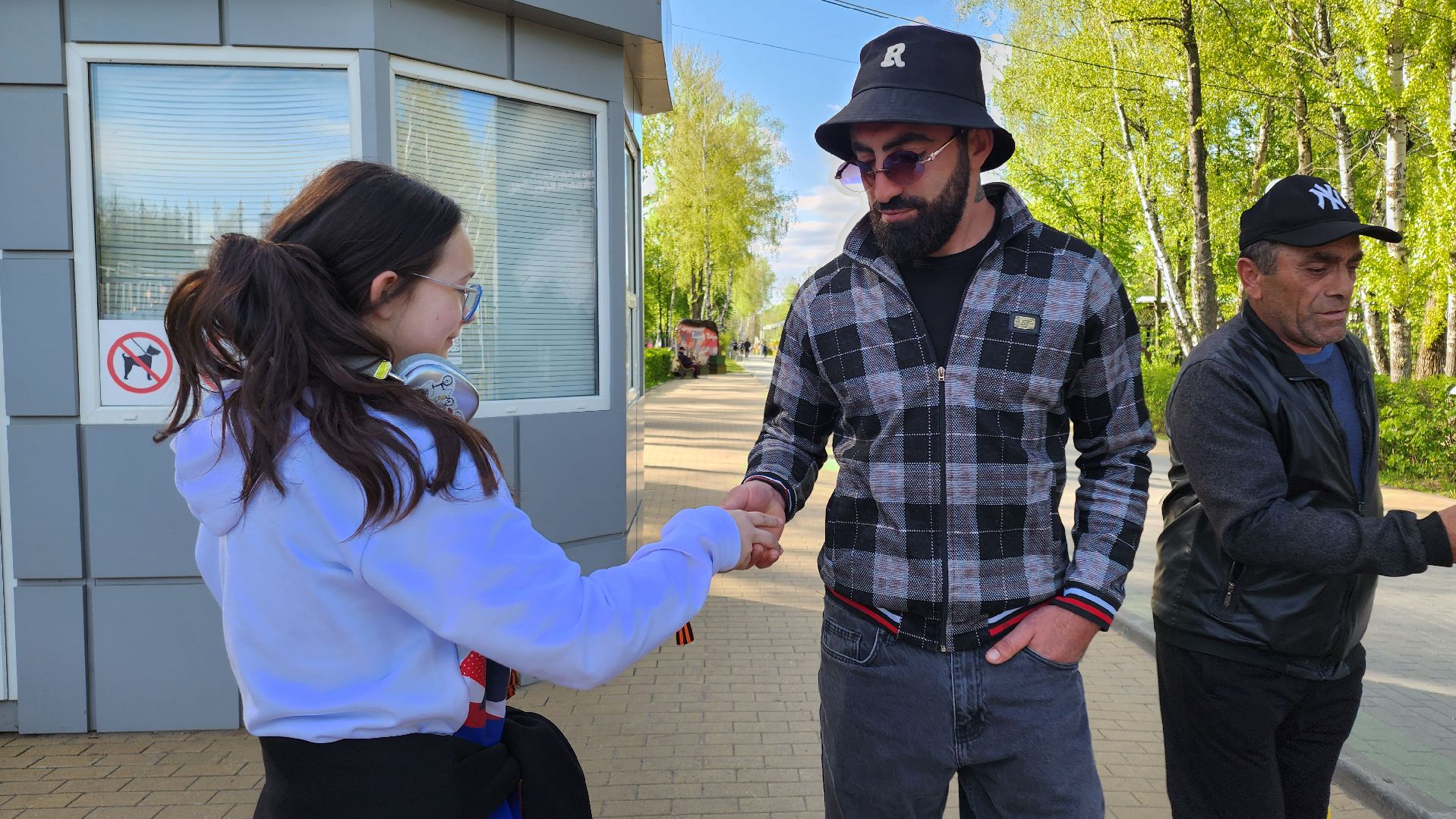 кашира, 9 мая, день победы, волонтеры, георгиевская лента, акция,  парк,