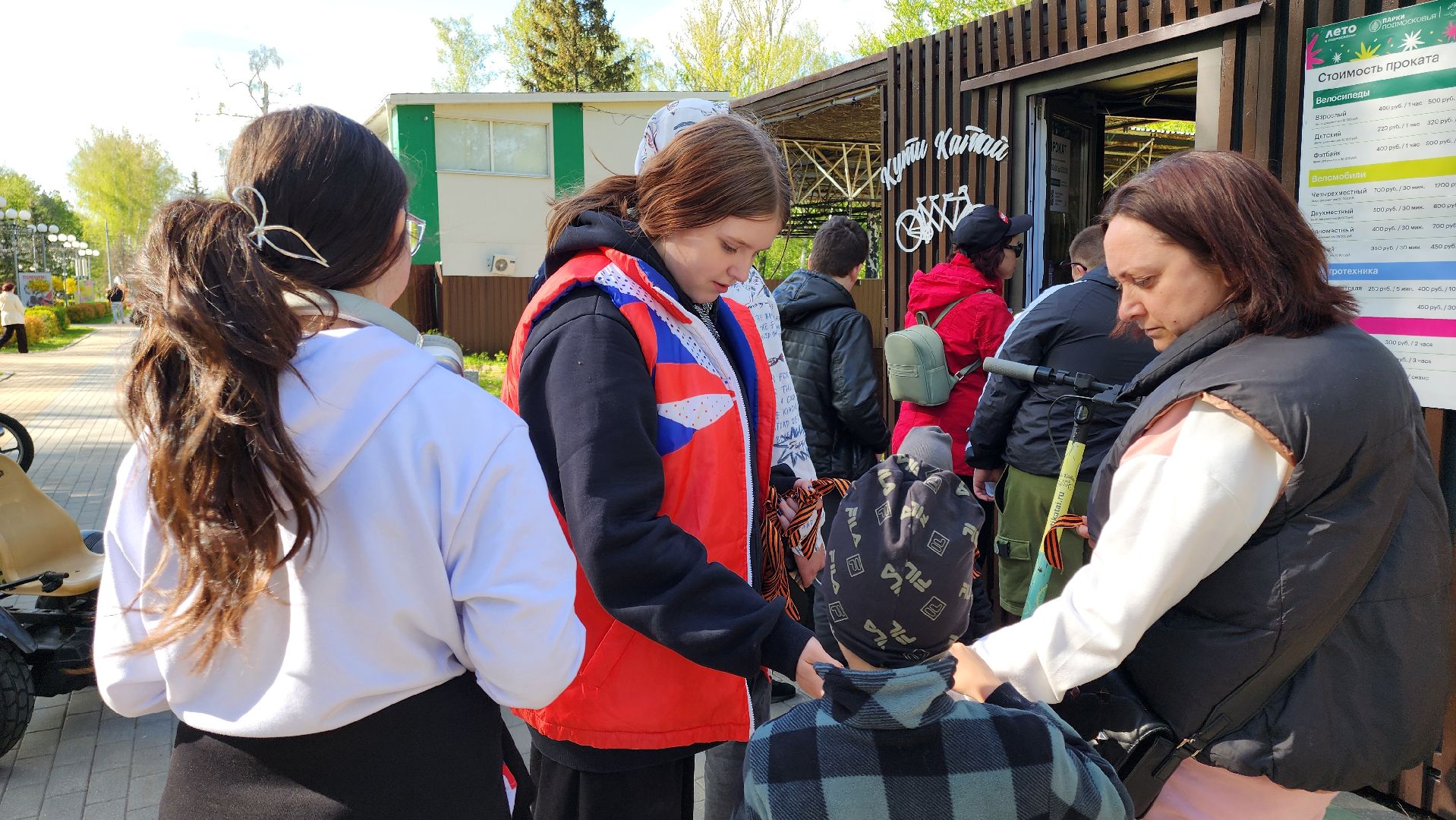 кашира, 9 мая, день победы, волонтеры, георгиевская лента, акция,  парк,