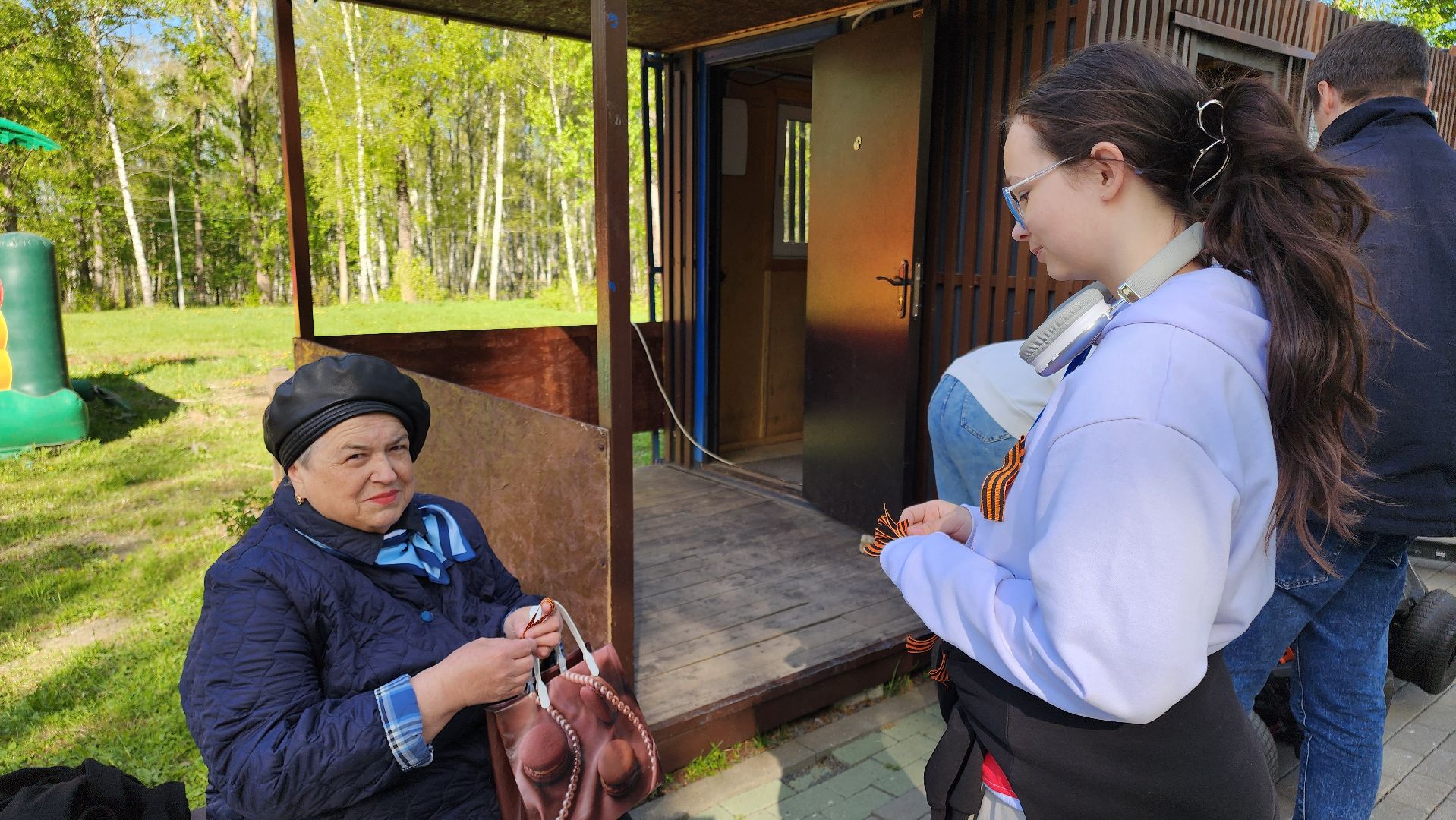 кашира, 9 мая, день победы, волонтеры, георгиевская лента, акция,  парк,