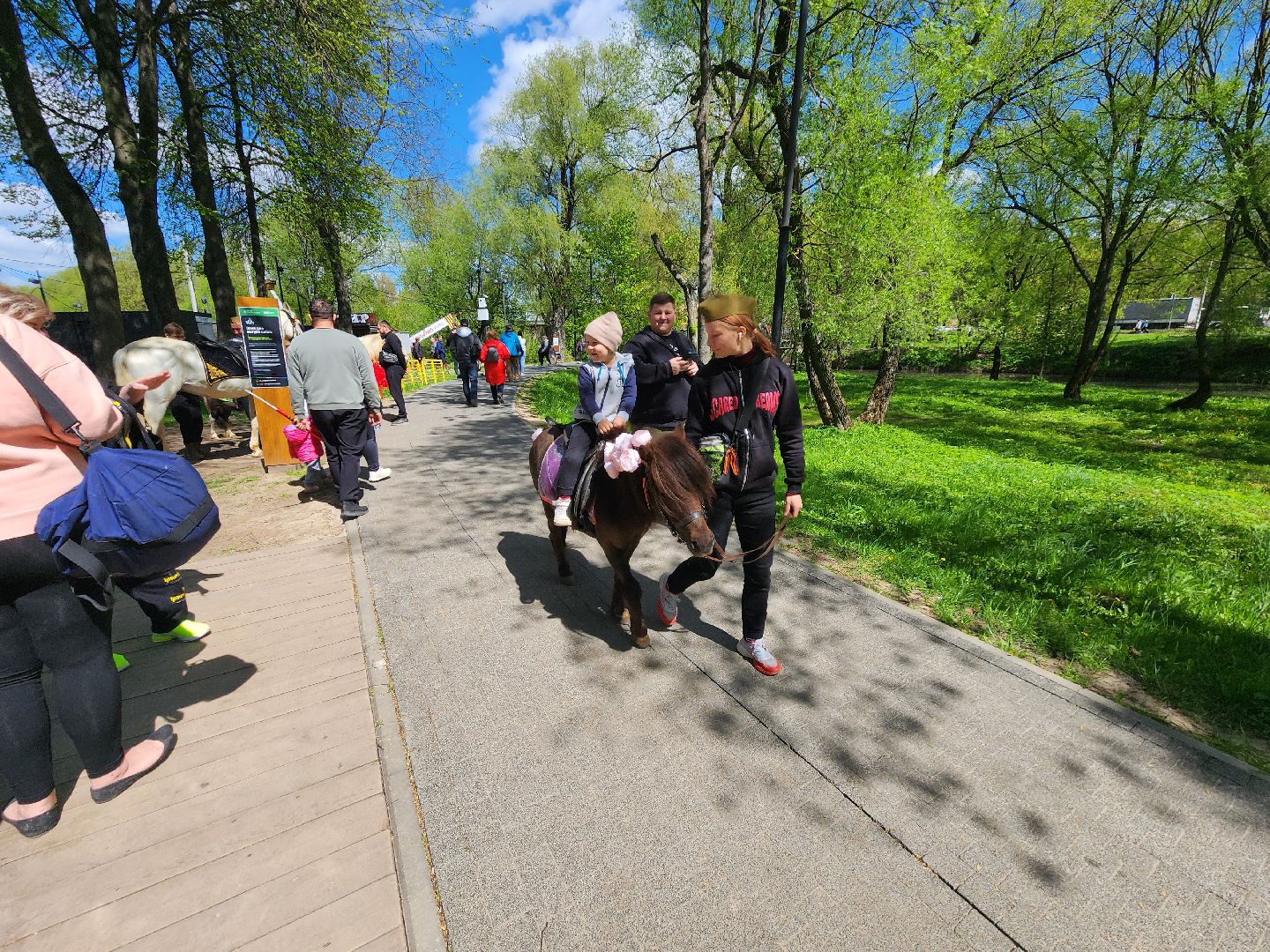 Чехов, городской парк, праздничная программа, культурно-массовые мероприятия, анимация, конкурсы, игры, песни и танцы, чтение стихов, концерт, мастер-классы, полевая кухня, фотозоны, День Победы,