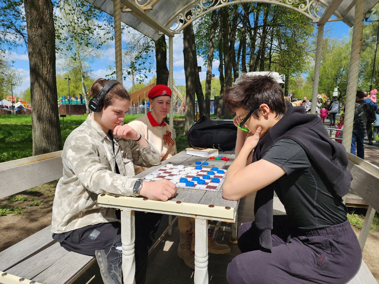Чехов, городской парк, праздничная программа, культурно-массовые мероприятия, анимация, конкурсы, игры, песни и танцы, чтение стихов, концерт, мастер-классы, полевая кухня, фотозоны, День Победы,