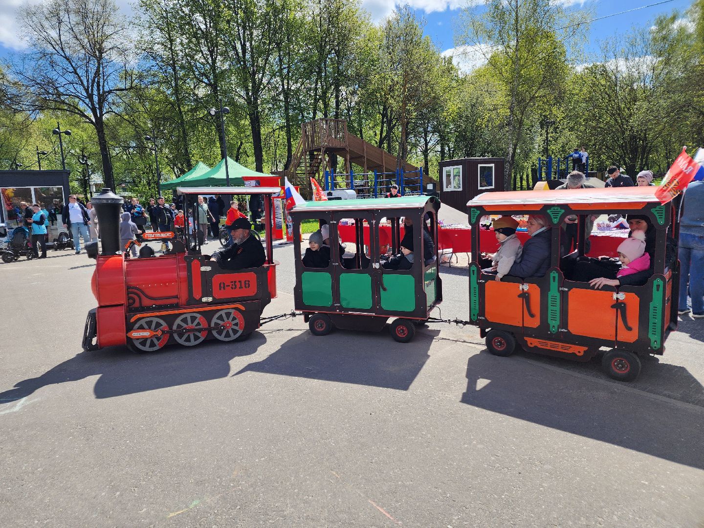 Чехов, городской парк, праздничная программа, культурно-массовые мероприятия, анимация, конкурсы, игры, песни и танцы, чтение стихов, концерт, мастер-классы, полевая кухня, фотозоны, День Победы,