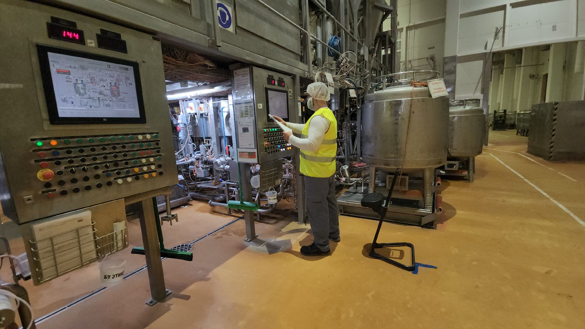 серпухов, завод фруктовых наполнителей, мастер смены на заводе, экономика, производство пищевых продуктов, улица фестивальная,