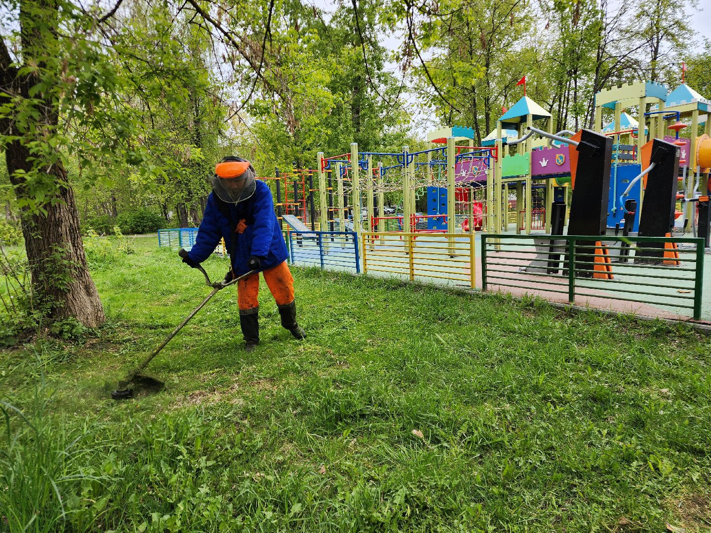 фрязино, уборка улиц, покос травы,