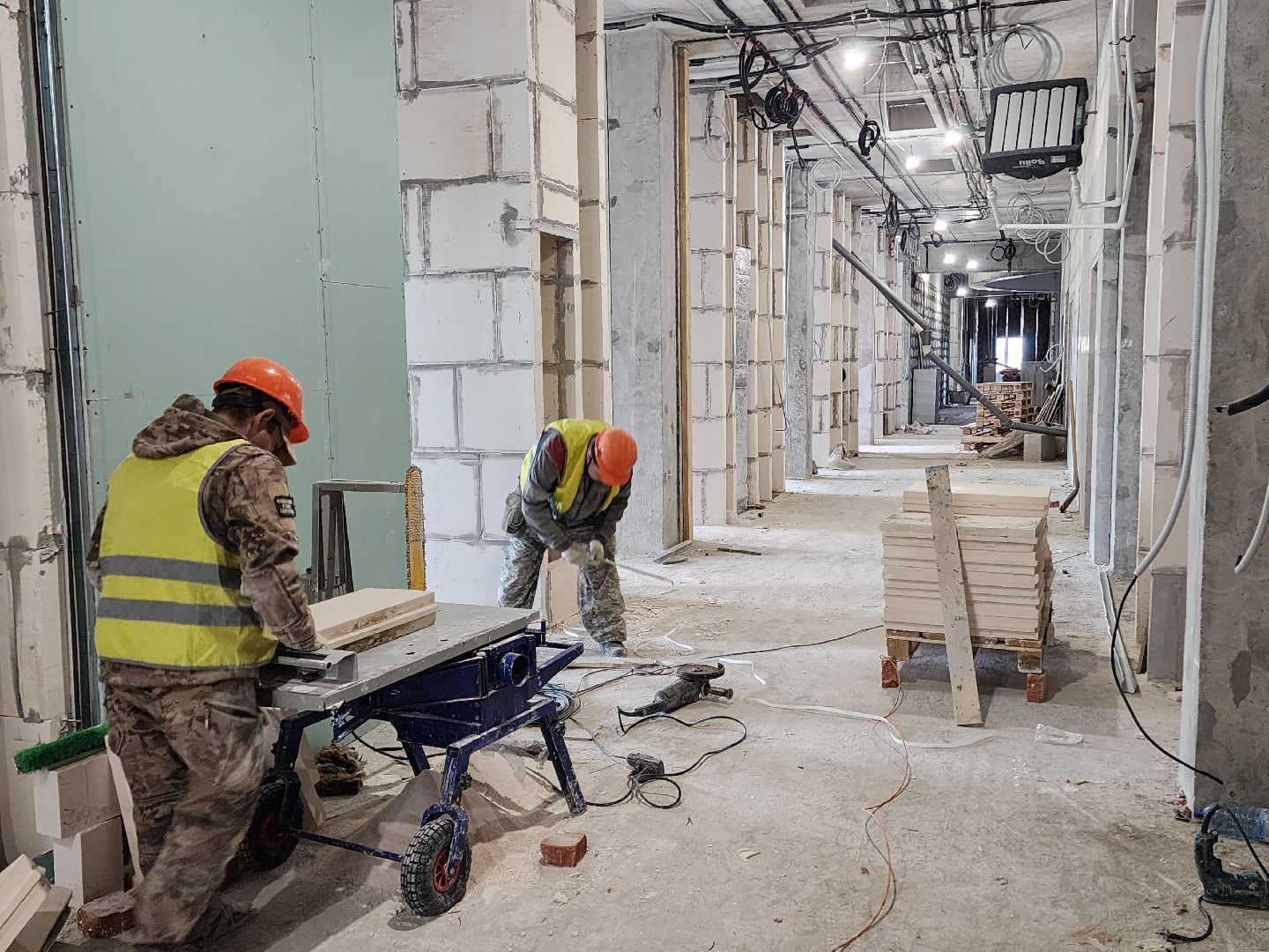 Чехов, улица Мира,детская поликлиника, строительство,  внутренняя отделка, остекление, фасадные работы, комиссия, проверка, глава округа михаил собакин, госпрограмма московской области,