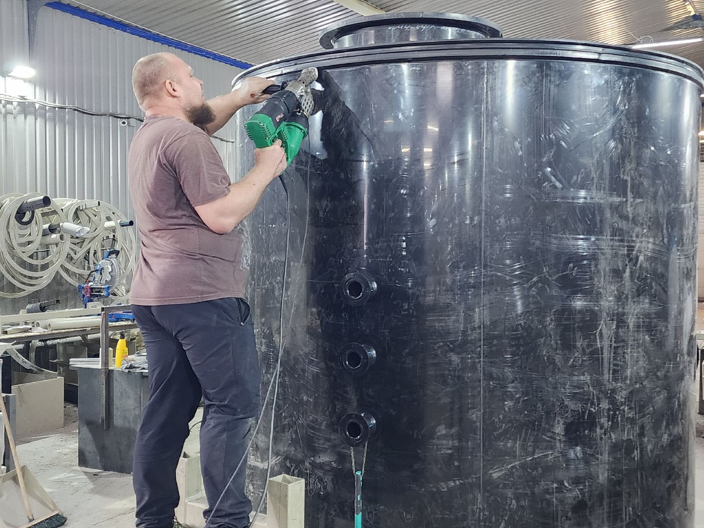 Чехов, деревня Сергеево, завод ПолимерИзделия, производственная компания, пластиковые изделия, промышленность, ванны, емкости, системы вентиляции, объемы производства,