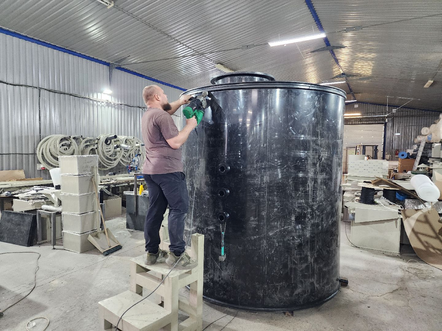 Чехов, деревня Сергеево, завод ПолимерИзделия, производственная компания, пластиковые изделия, промышленность, ванны, емкости, системы вентиляции, объемы производства,