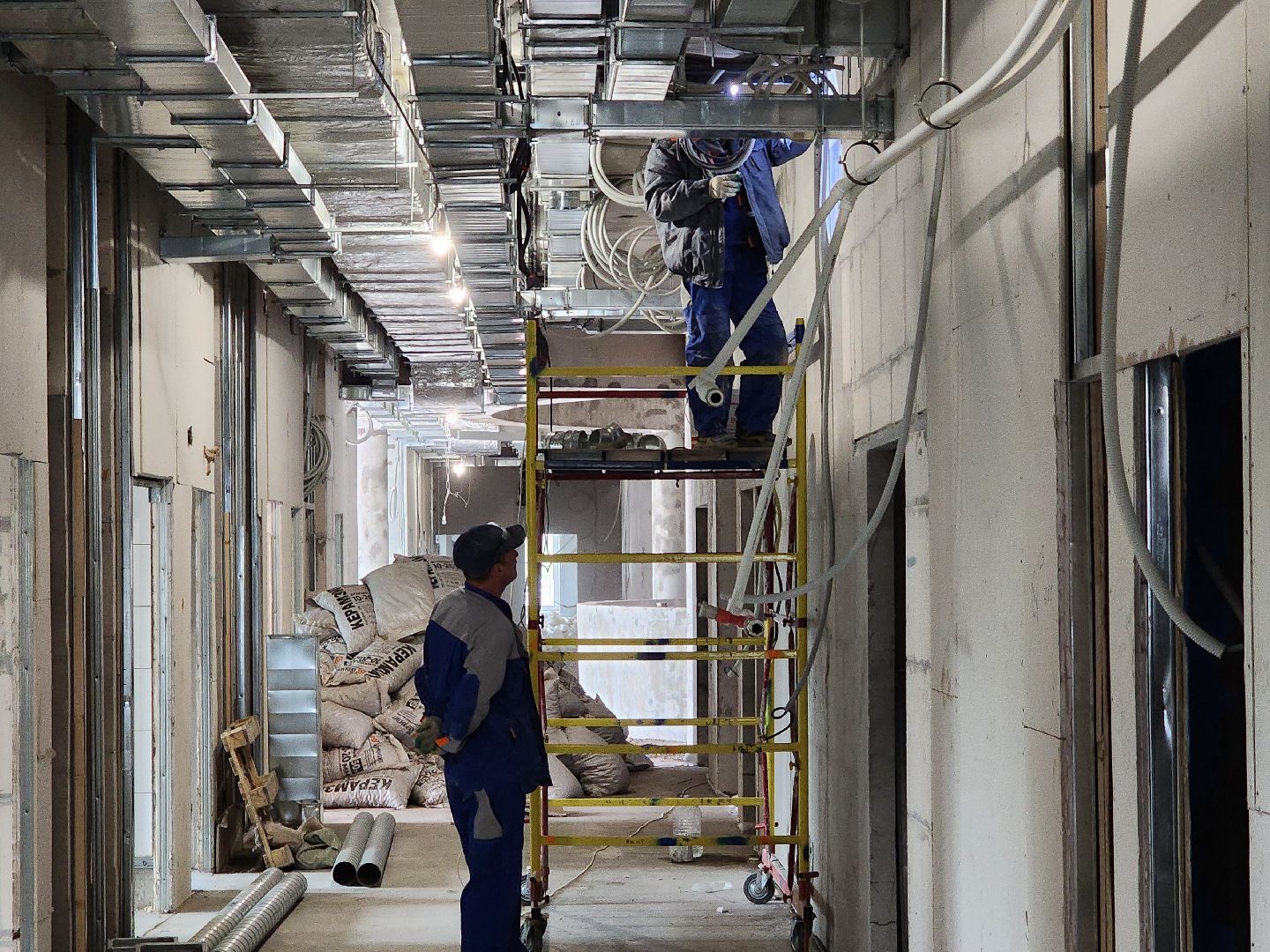 Чехов, улица Мира, детская поликлиника, строительство, инженерные сети, инженерные коммуникации, прокладка сетей, вентиляция, кондиционирование, отопление, водоснабжение, слаботочные сети, слаботочные системы, губернатор московской области, госпрограмма московской области,