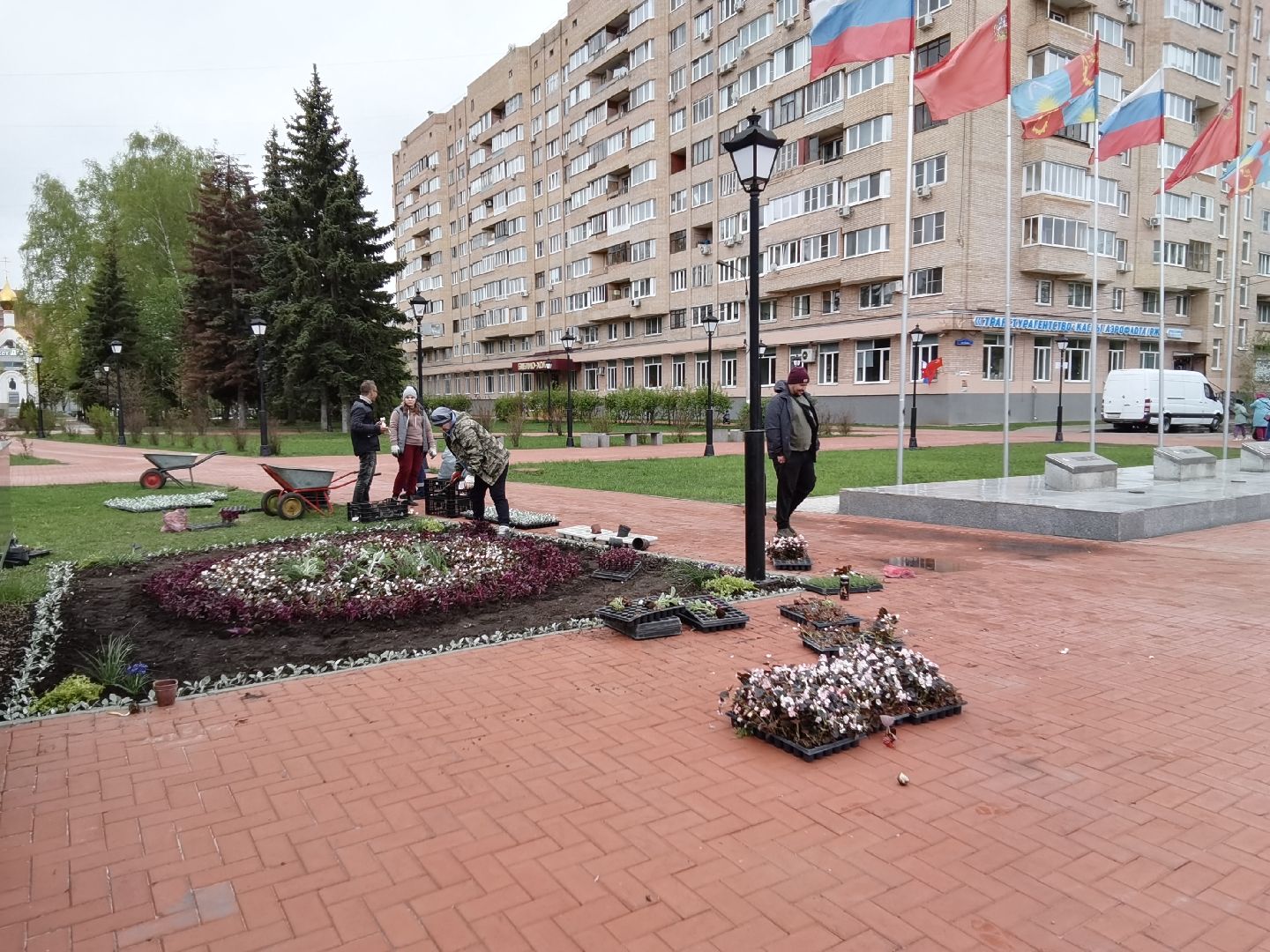 Балашиха, благоустройство, цветы, клумбы, уличные вазоны, кашпо, альпийская горка, День Победы