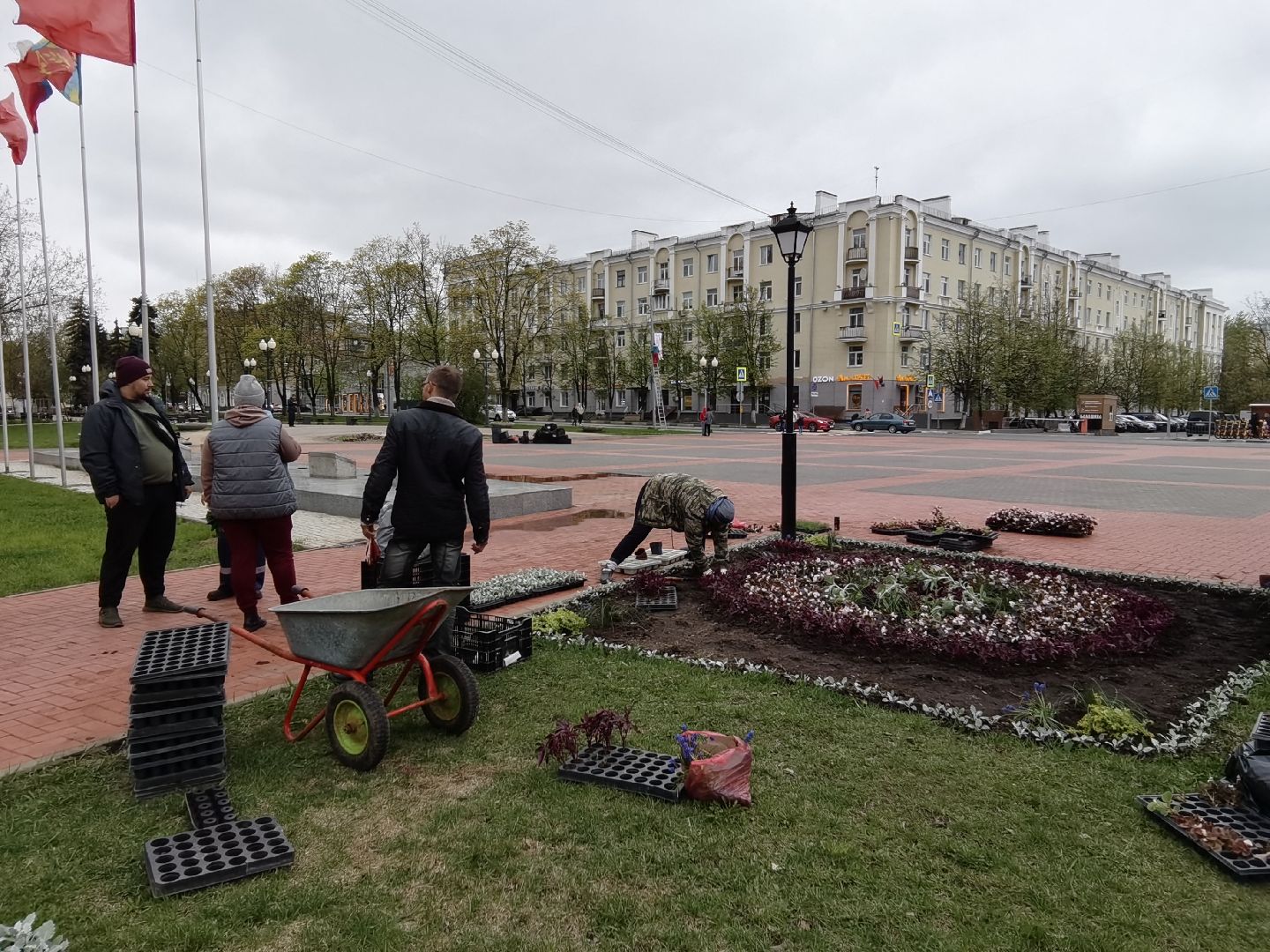 Балашиха, благоустройство, цветы, клумбы, уличные вазоны, кашпо, альпийская горка, День Победы