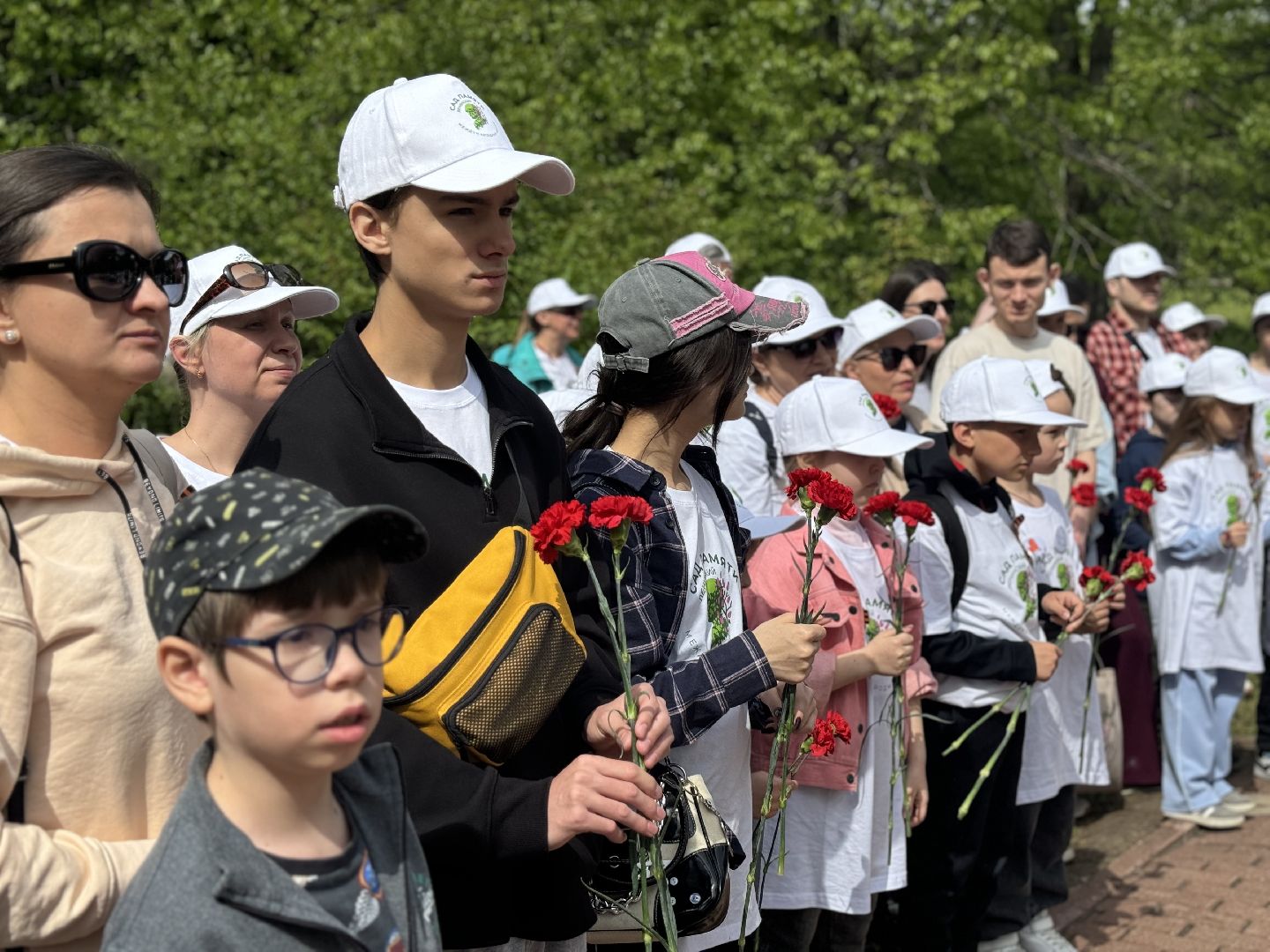 высадка деревьев, ленинский городской округ, сад памяти, возложение цветов,