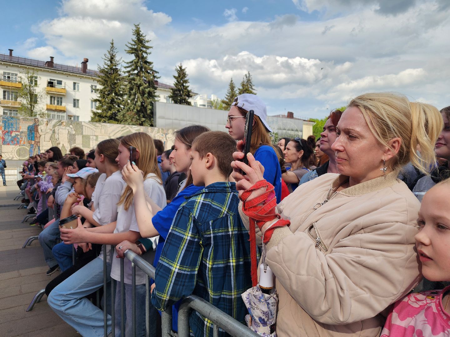 город танцует в парках,