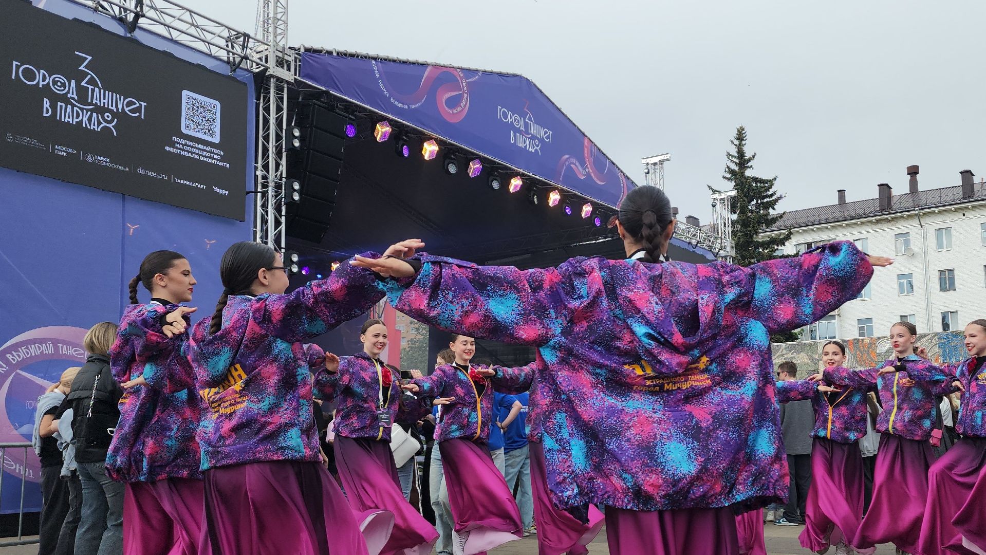 город танцует в парках,