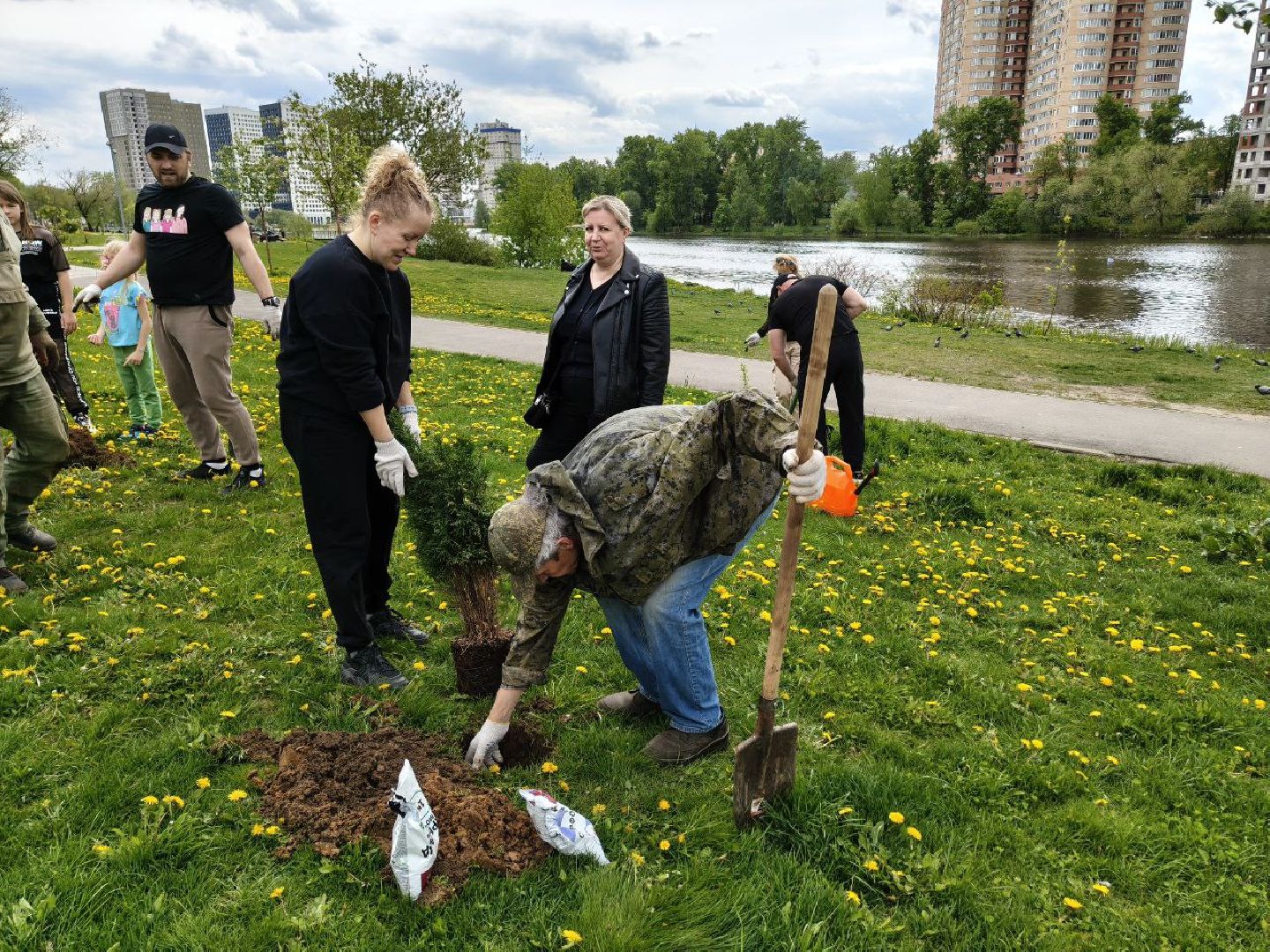 пушкино, сад победы, акция, великая отечественная война, саженцы, берег реки, жители, сотрудники,деревья, высадка деревьев,