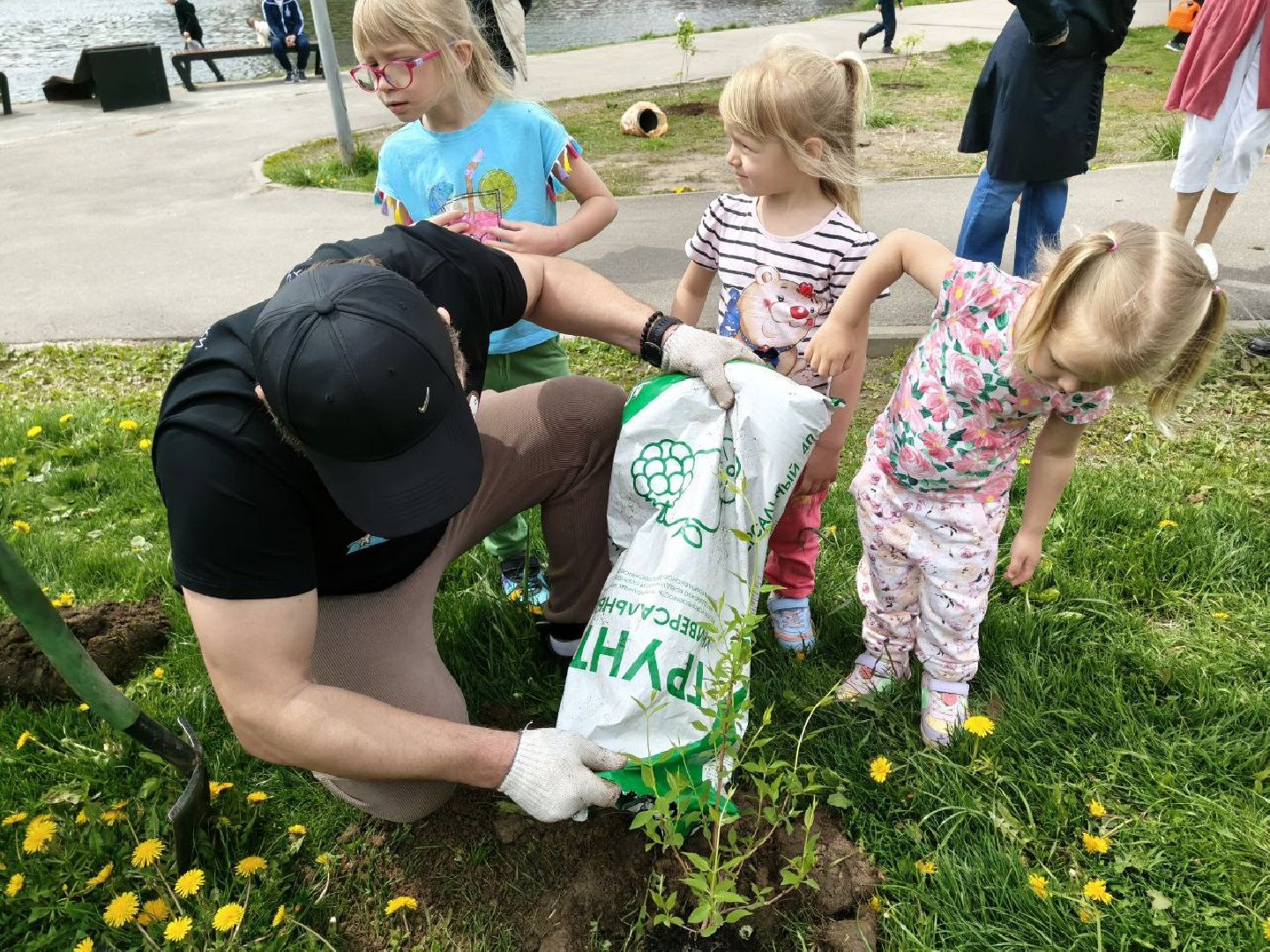 пушкино, сад победы, акция, великая отечественная война, саженцы, берег реки, жители, сотрудники,деревья, высадка деревьев,