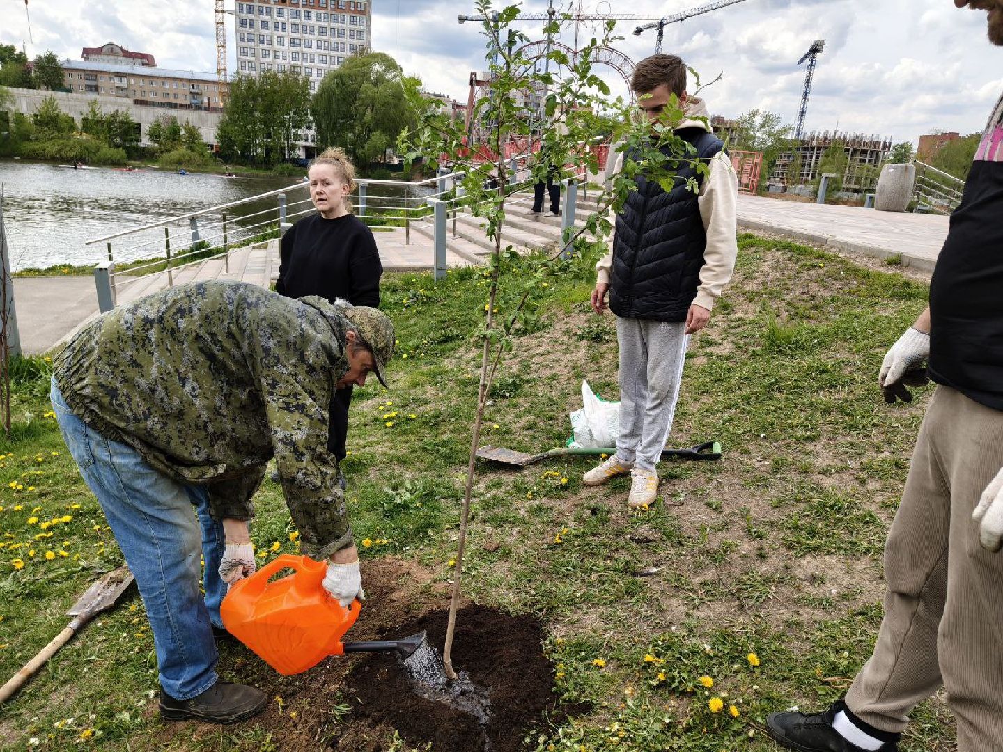 пушкино, сад победы, акция, великая отечественная война, саженцы, берег реки, жители, сотрудники,деревья, высадка деревьев,