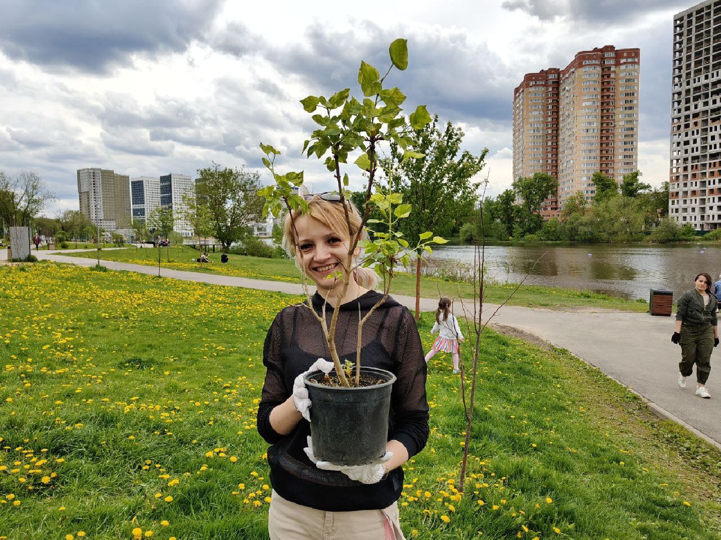 пушкино, сад победы, акция, великая отечественная война, саженцы, берег реки, жители, сотрудники,деревья, высадка деревьев,