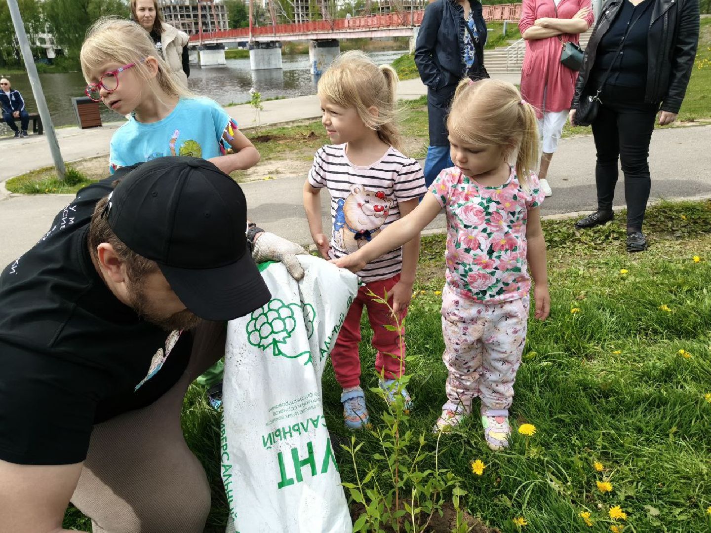пушкино, сад победы, акция, великая отечественная война, саженцы, берег реки, жители, сотрудники,деревья, высадка деревьев,