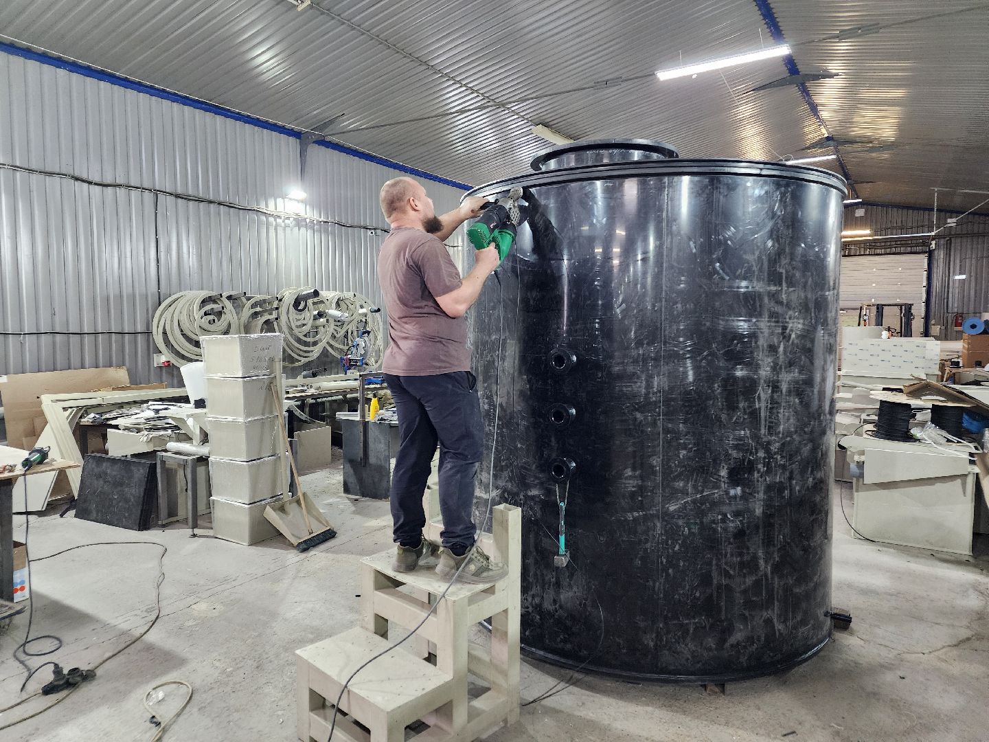 чехов, деревня сергеево, завод полимеризделия, программа импортозамещения, отечественное сырье, российские станки, емкости ванны фильтры, пластиковые изделия, промышленность,