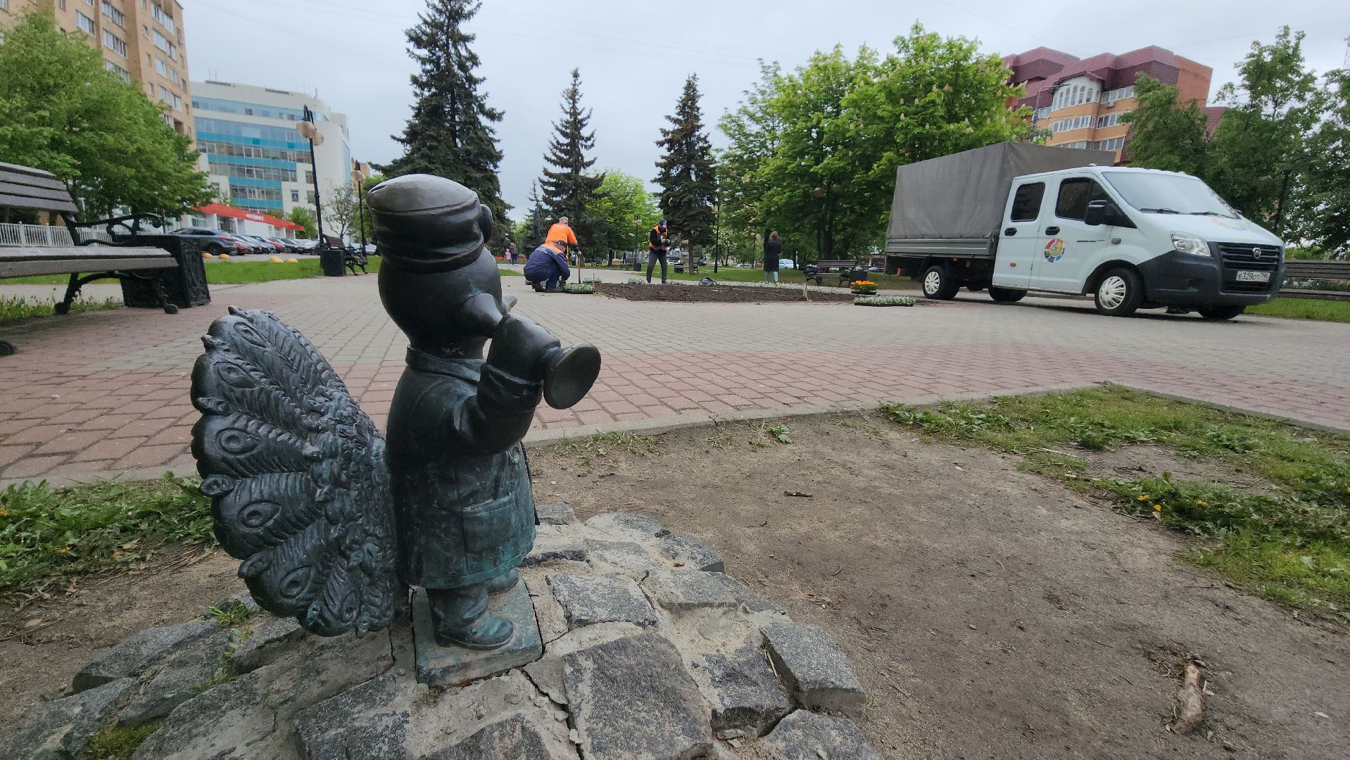 серпухов, клумба на юбилейной площади, комбинат благоустройства, посадка цветов в серпухове,