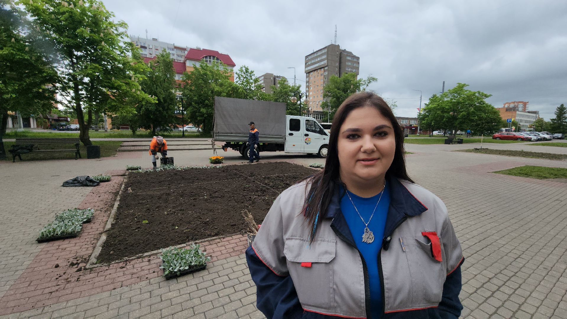 серпухов, клумба на юбилейной площади, комбинат благоустройства, посадка цветов в серпухове,