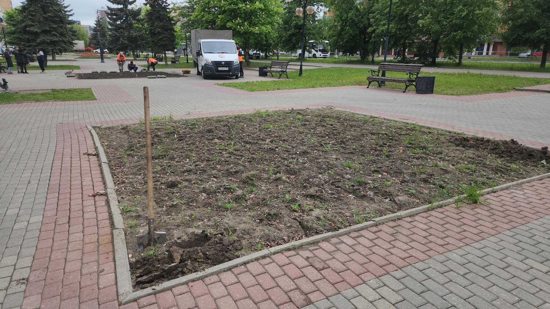 серпухов, клумба на юбилейной площади, комбинат благоустройства, посадка цветов в серпухове,